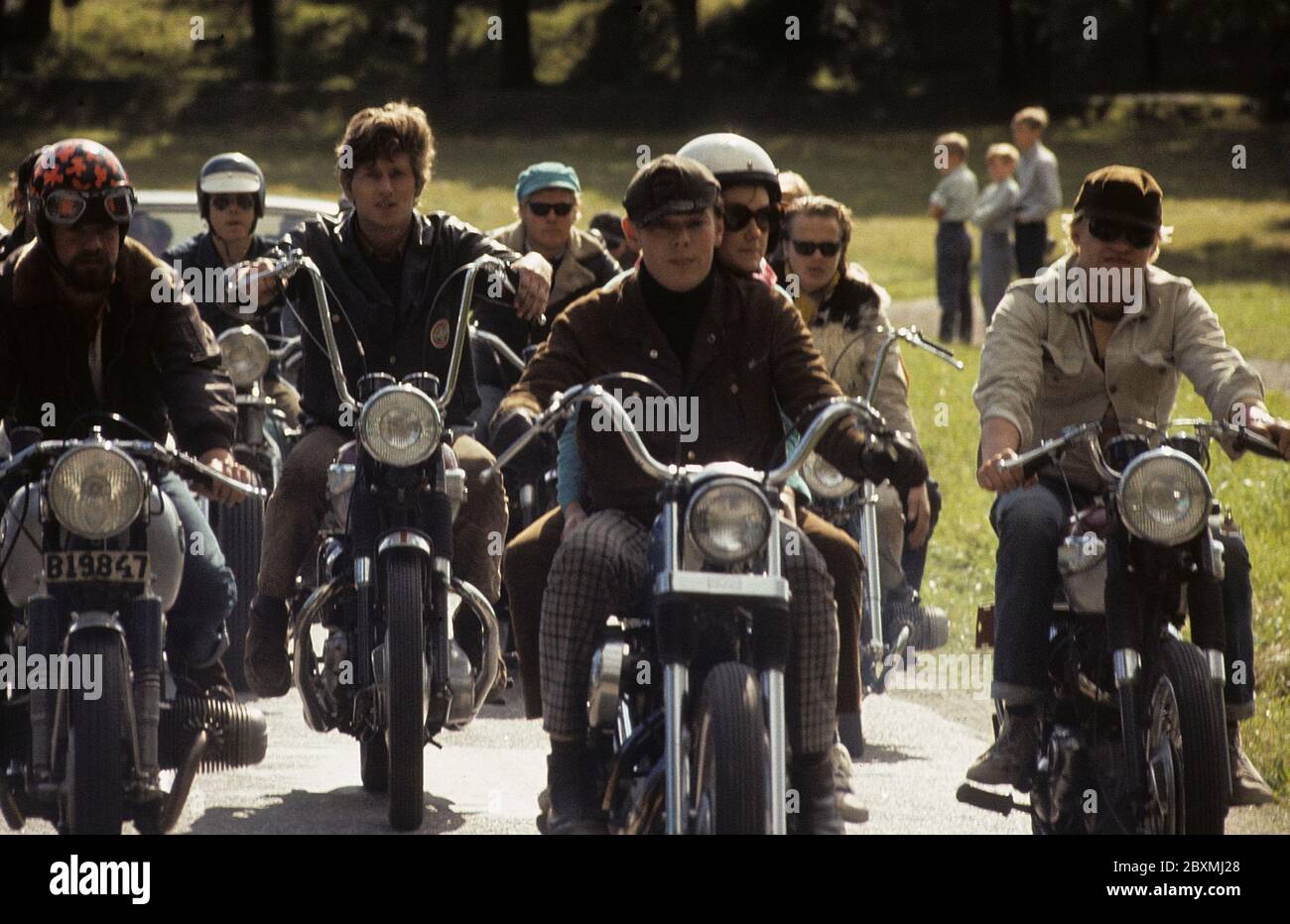 Dans les années 1960. Motocyclistes sur la route ensemble. Cool et  tendance, ce sont des motos qui s'élansent. La loi de port d'un casque de  sécurité n'est pas encore en vigueur et
