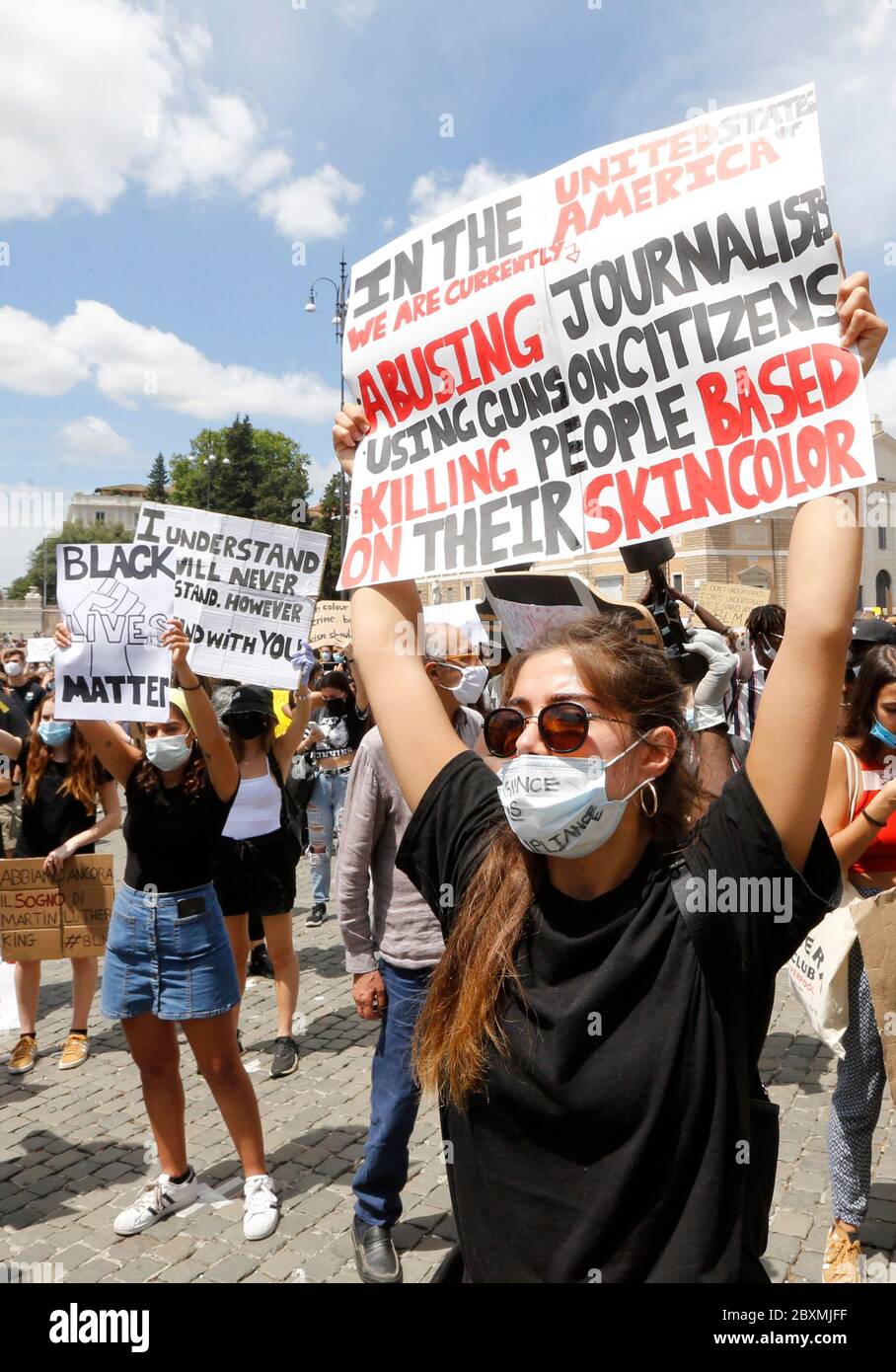 Rome, Italie. 07e juin 2020. Les manifestants portant des masques protecteurs par mesure de précaution contre la propagation du COVID-19 assistent à une manifestation sur la Piazza del Popolo, en solidarité avec les manifestations américaines après la mort de George Floyd. Des gens du monde entier appellent à la justice pour Floyd, qui est décédé le 25 mai dernier à Minneapolis après avoir été retenu par un policier à genoux pendant plus de 8 minutes jusqu'à ce qu'il suffocait. Crédit: Riccardo de Luca - mise à jour des images/Alamy Live News Banque D'Images