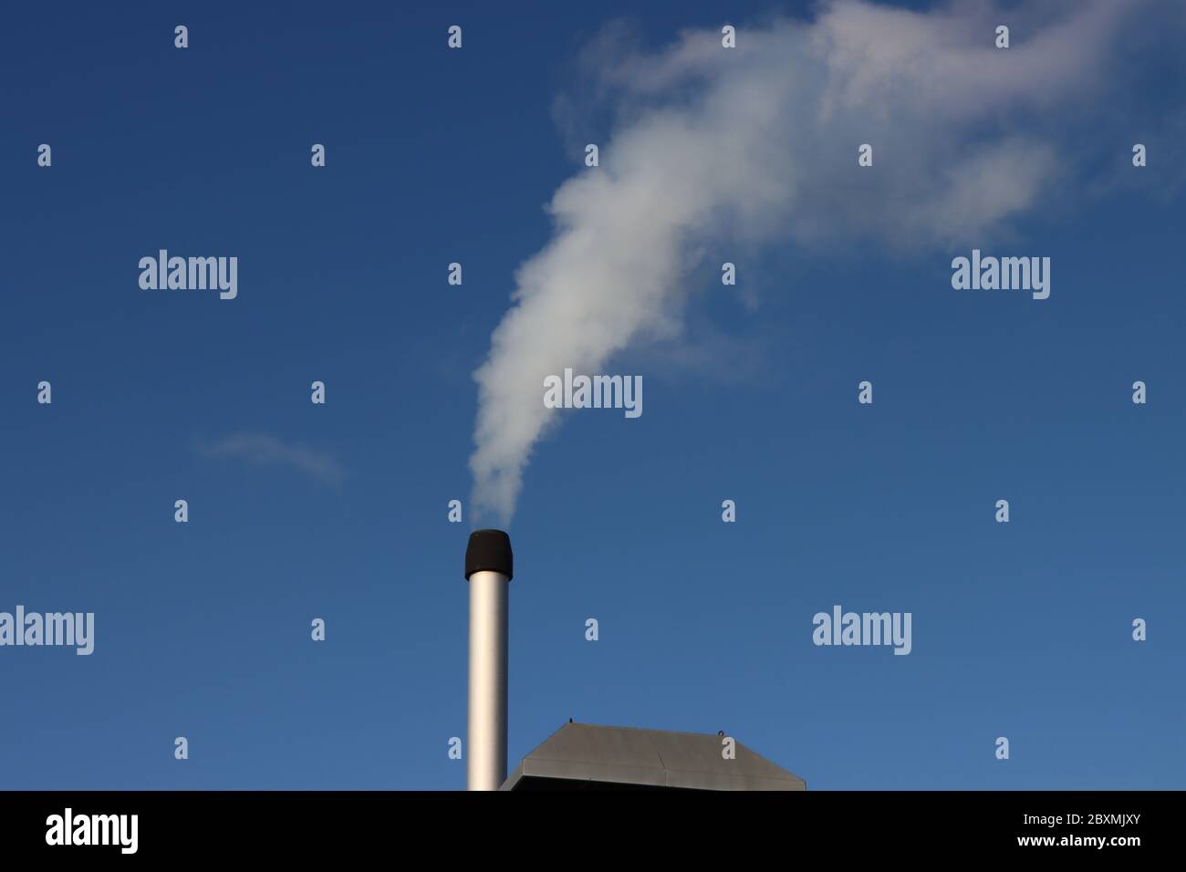 La Vapeur D Eau En Tant Que Vapeur Est Sortie D Une Cheminee Dans Une Maison Verte De Chauffage A Bleiswijk Aux Pays Bas Photo Stock Alamy La Vapeur D Eau En Tant Que Vapeur Est Sortie D Une Cheminee Dans Une Maison Verte De Chauffage A Bleiswijk Aux Pays Bas Photo Stock Alamy