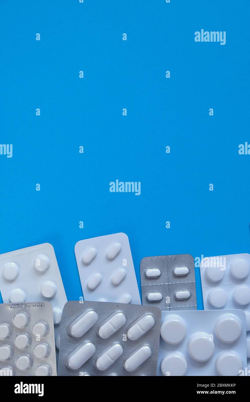 Emballage des pilules. Pilules sur fond bleu vif.Santé et médecine .médicament. Banque D'Images