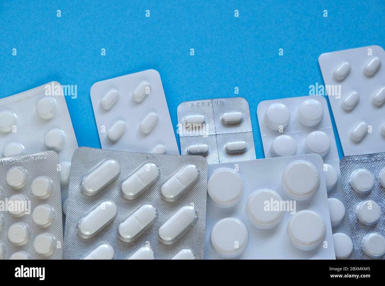 Emballage des pilules. Pilules sur fond bleu vif.Santé et médecine .médicament.rhume et grippe.traitement et prévention des maladies virales Banque D'Images