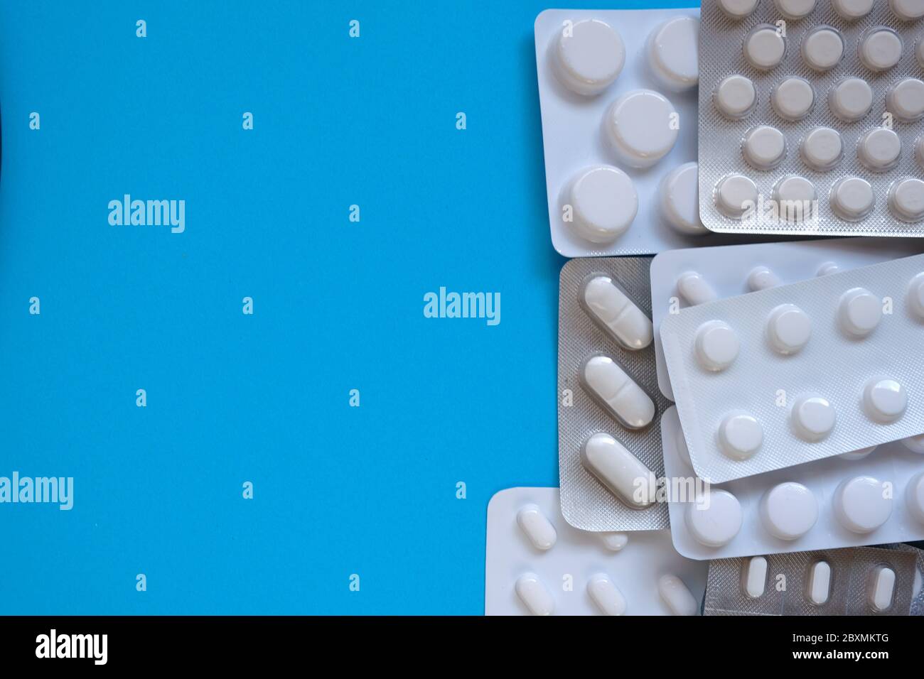 Emballage des pilules. Pilules sur fond bleu.Santé et médecine.médicament.rhume et grippe.traitement et prévention des maladies virales.espace de copie. Banque D'Images