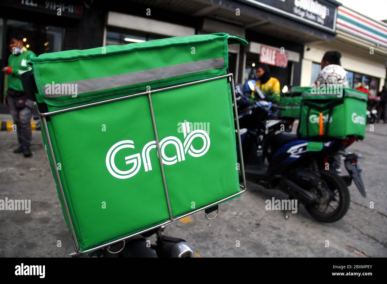 Antipolo City, Philippines - 2 juin 2020 : chauffeur du service populaire de livraison de nourriture de moto. Banque D'Images