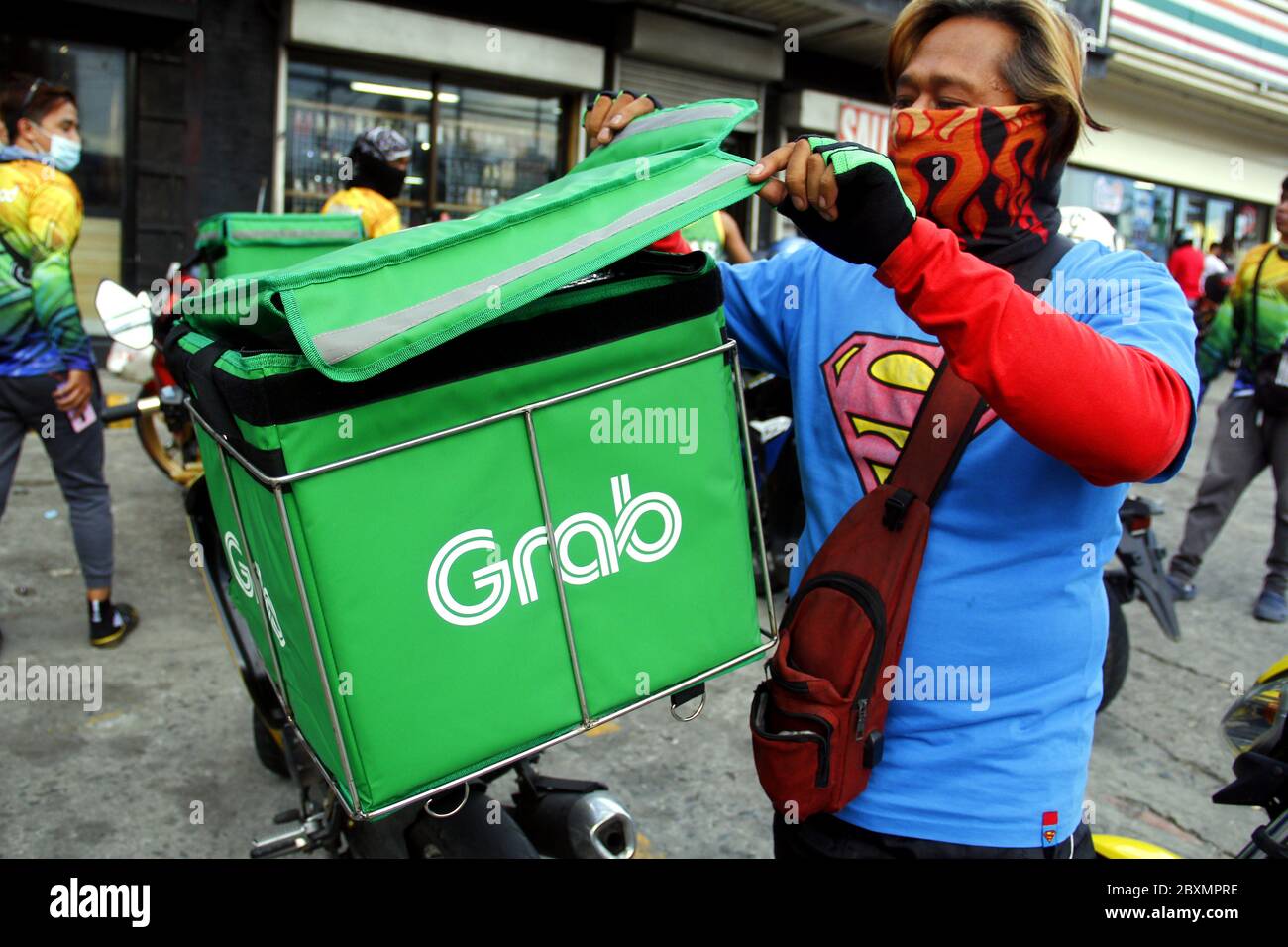 Antipolo City, Philippines - 2 juin 2020 : chauffeur du service populaire de livraison de nourriture de moto. Banque D'Images