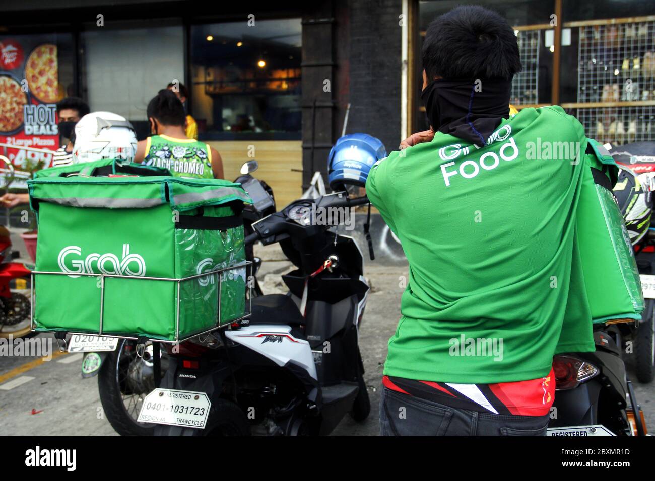 Antipolo City, Philippines - 2 juin 2020 : chauffeur du service populaire de livraison de nourriture de moto. Banque D'Images