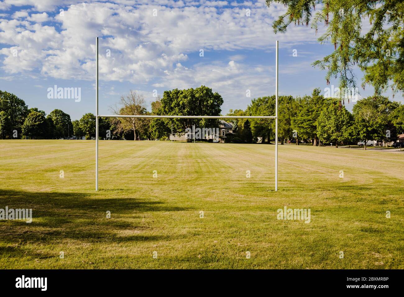 la vue depuis la zone finale d'un terrain de football pour jeunes dans un parc de la ville Banque D'Images