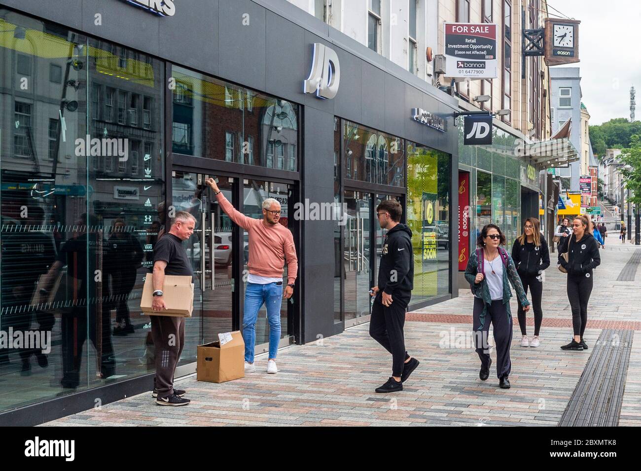 Cork, Irlande. 8 juin 2020. De nombreux magasins en Irlande rouvrent aujourd'hui après une fermeture de 3 mois en raison de la pandémie de Covid-19. Le personnel se prépare à entrer dans JD Sports à Patrick Street, Cork. Crédit : AG News/Alay Live News Banque D'Images