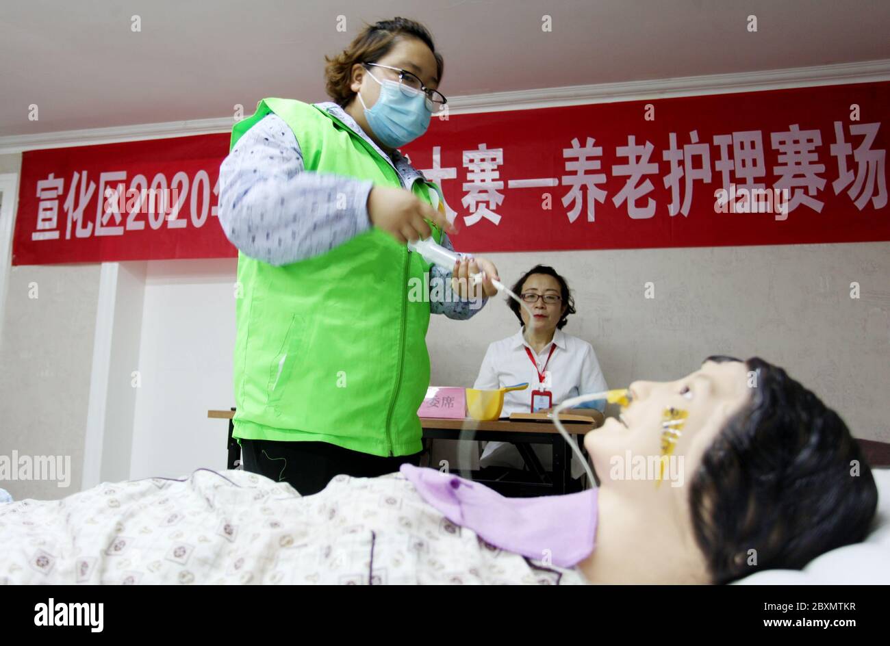 8 juin 2020, Xuanhua, Xuanhua, Chine: Hebeià¯ÂμÅ'CHINE-homemakers concourent dans une compétition de compétences dans le district de Xuanhua de Zjihangakou, province de Hebei en Chine du Nord, 6 juin 2020.comme la prévention et le contrôle des épidémies sont devenus normaux, toutes les industries sont de retour au travail. Le syndicat du district de Xuanhua, ville de Zhangjiakou, province de Hebei, assure activement diverses formations professionnelles et encourage l'enseignement, l'apprentissage et la formation par le biais de concours de compétences, afin d'améliorer de façon globale le niveau de compétence des travailleurs et de promouvoir leur emploi. (Image crédit: © SIPA Asia via ZUMA Banque D'Images