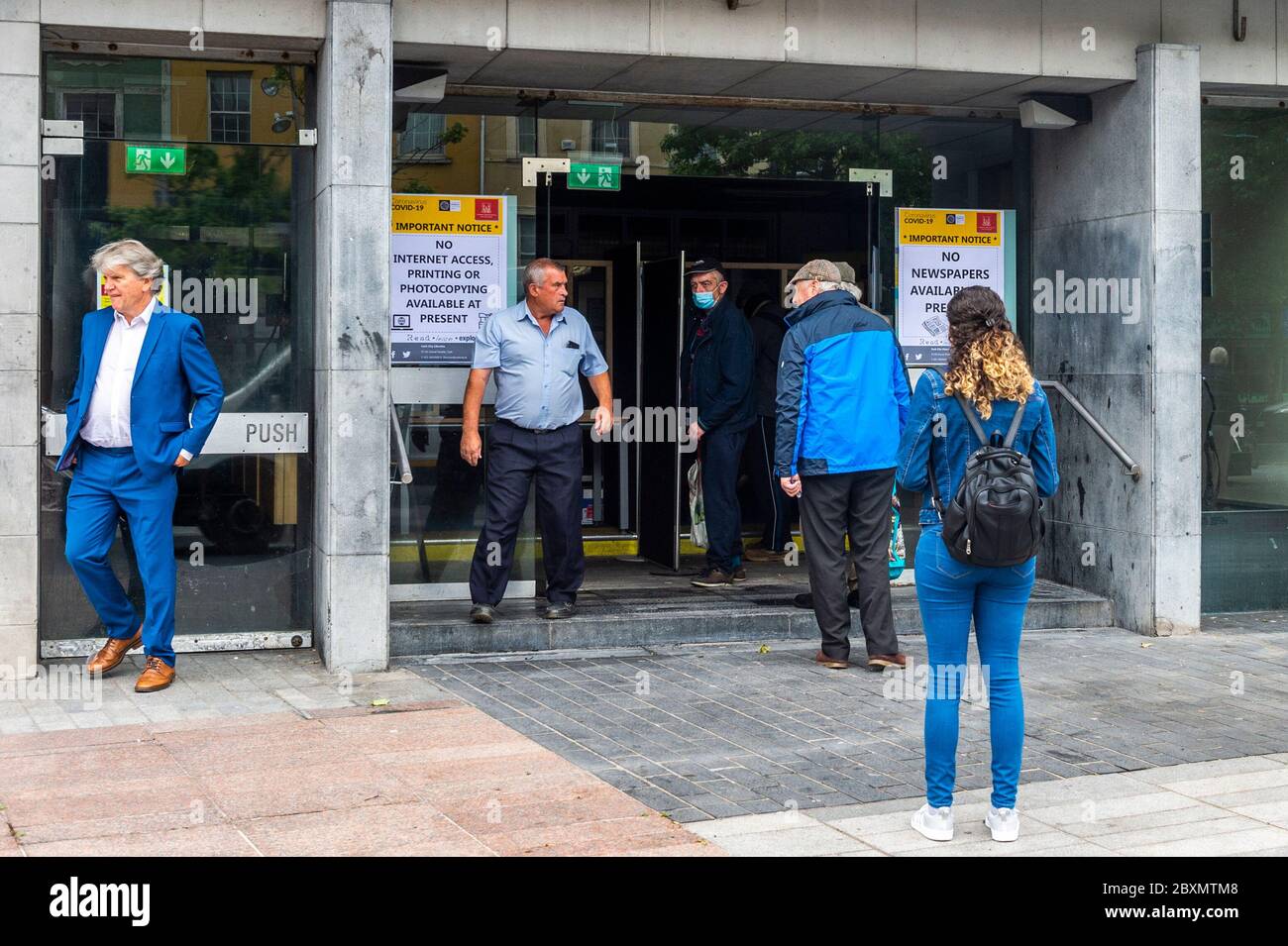 Cork, Irlande. 8 juin 2020. De nombreux magasins en Irlande rouvrent aujourd'hui après une fermeture de 3 mois en raison de la pandémie de Covid-19. La bibliothèque de la ville de Cork a rouvert aujourd'hui sur une base limitée à Grand Parade, Cork. Crédit : AG News/Alay Live News Banque D'Images