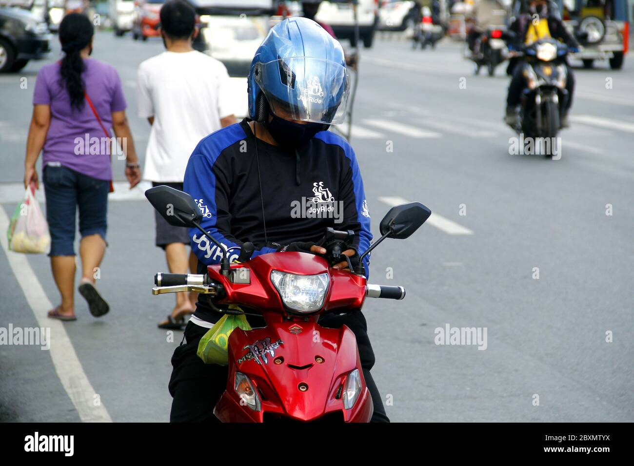 Antipolo City, Philippines - 2 juin 2020 : chauffeur de taxi moto populaire et service de livraison de nourriture. Banque D'Images
