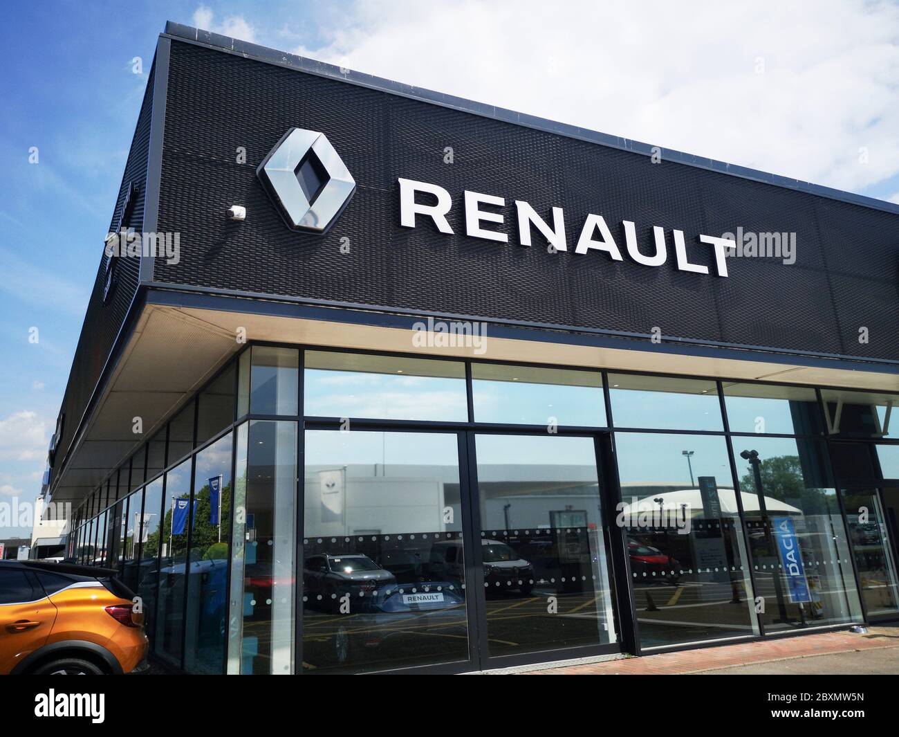 Cardiff, Royaume-Uni : 02 juin 2020 : concessionnaire Renault. Le Groupe Renault est un constructeur automobile multinational français établi en 1899. Banque D'Images