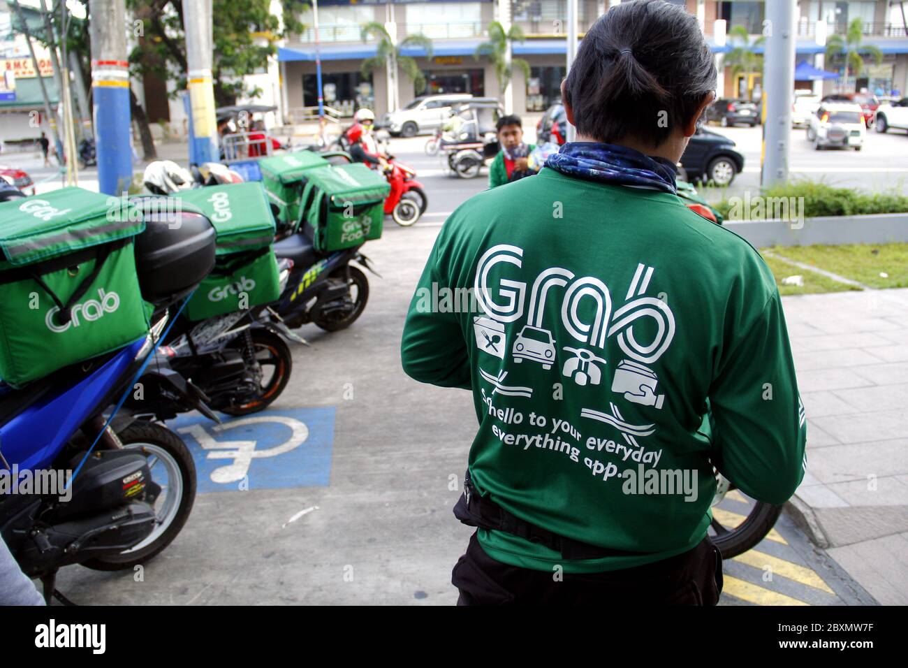 Antipolo City, Philippines - 2 juin 2020 : chauffeur du service populaire de livraison de nourriture de moto. Banque D'Images