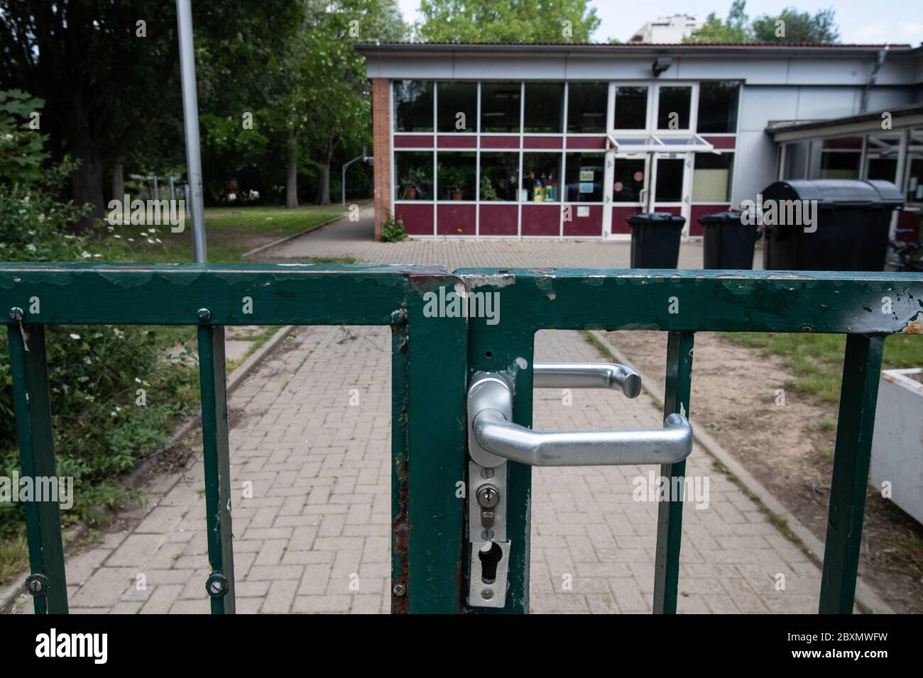 08 juin 2020, Basse-Saxe, Göttingen : la porte d'entrée de l'école primaire de Godehard-Schule est verrouillée. Les écoles de Göttingen restent fermées pendant une semaine. Après l'éclosion de la couronne à Göttingen, la population pourrait devoir s'adapter à des mesures restrictives supplémentaires. Photo: Swen Pförtner/dpa Banque D'Images