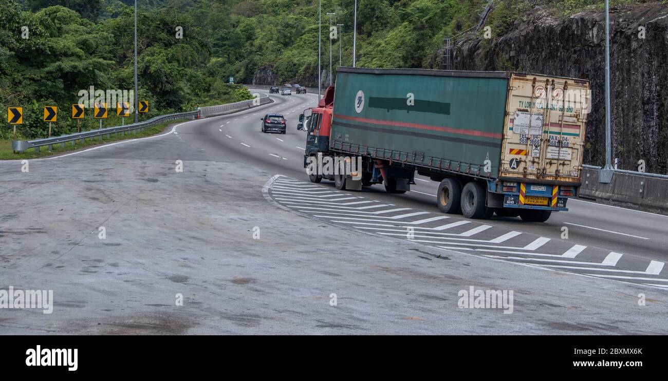 Un camion-conteneur livrant des marchandises sur la route nord-sud de la Malaisie à Perak, en Malaisie Banque D'Images