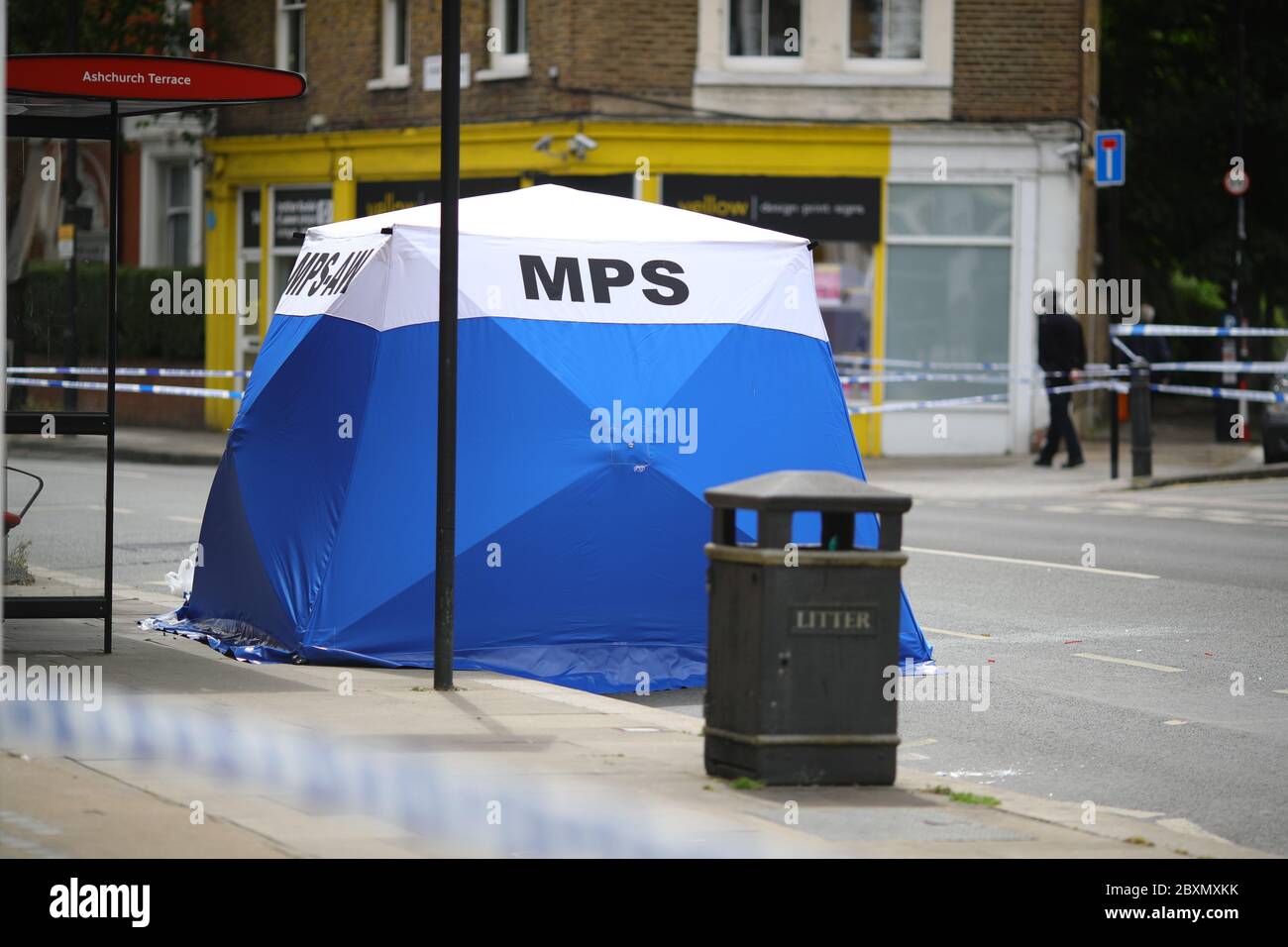 Une tente de police sur les lieux à Askew Road, Shepherd's Bush, dans l'ouest de Londres, comme une enquête de meurtre a été lancée après qu'un homme ait été abattu. La victime, qui aurait été dans ses 20 ans, a été retrouvée avec des blessures par balle dans les premières heures de lundi. Banque D'Images