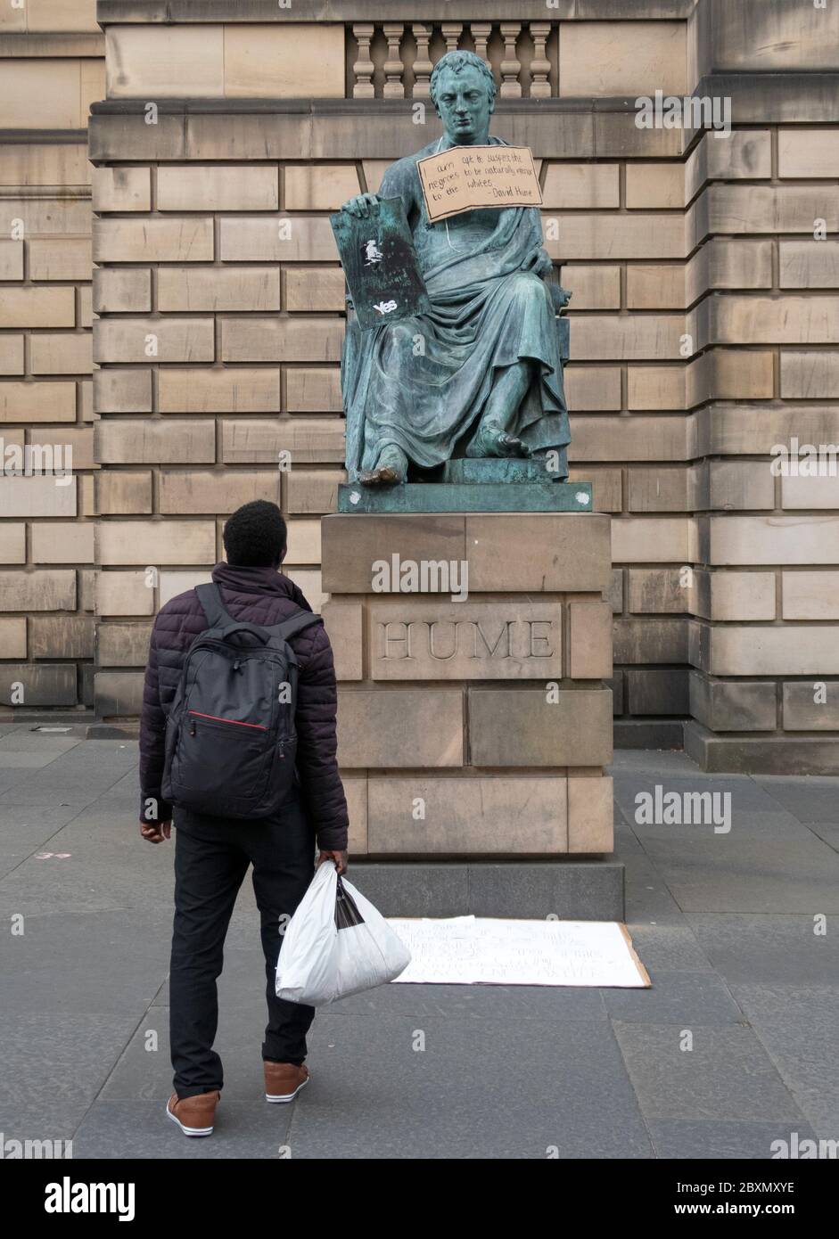 Une affiche est suspendue à la statue du philosophe du XVIIIe siècle David Hume sur le Royal Mile, à Édimbourg, à la suite du rassemblement de protestation Black Lives Matter le 7 juin 2020, à Holyrood Park, à Édimbourg, À la mémoire de George Floyd, qui a été tué le 25 mai alors qu'il était en garde à vue dans la ville américaine de Minneapolis. Banque D'Images