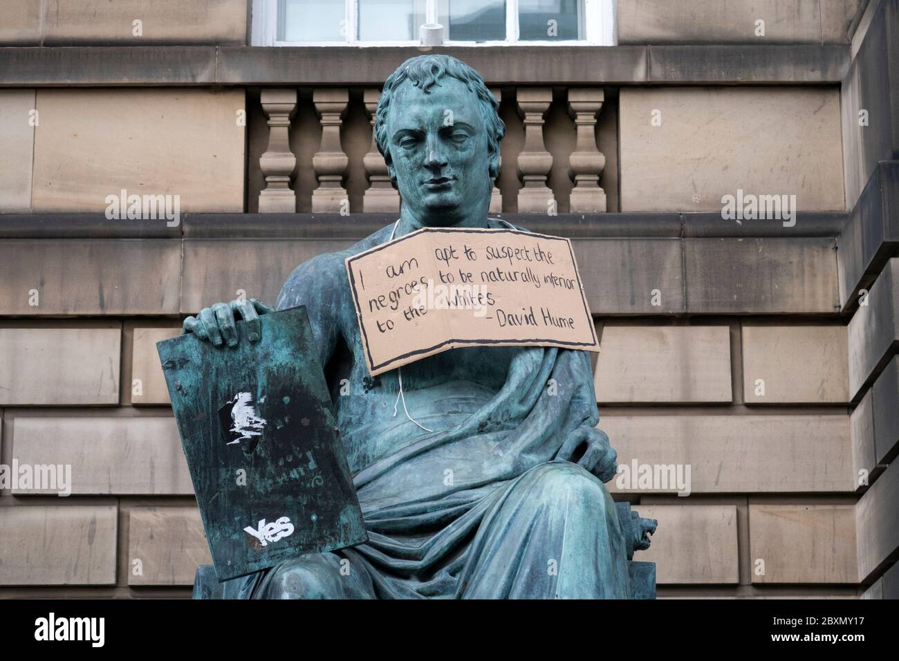 Une affiche est suspendue à la statue du philosophe du XVIIIe siècle David Hume sur le Royal Mile, à Édimbourg, à la suite du rassemblement de protestation Black Lives Matter le 7 juin 2020, à Holyrood Park, à Édimbourg, À la mémoire de George Floyd, qui a été tué le 25 mai alors qu'il était en garde à vue dans la ville américaine de Minneapolis. Banque D'Images
