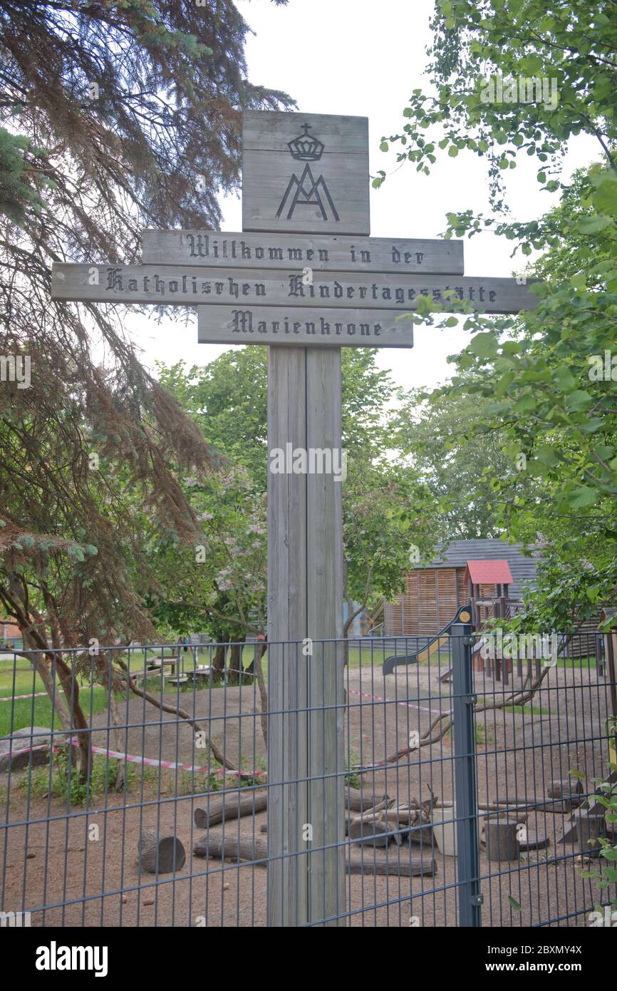 08 juin 2020, Mecklembourg-Poméranie occidentale, Stralsund : vue de l'entrée de la Kita Marienkrone. Après que plusieurs infections de corona dans l'église catholique de Poméranie occidentale ont été connues, le centre de soins de jour Marienkrone à Stralsund a également été temporairement fermé. Comme l'a signalé la paroisse de la Sainte Trinité sur son site Web, le centre de garderie restera fermé jusqu'au 15 juin. Après les huit nouvelles infections connues de corona dans les environs de l'Église catholique jusqu'à présent, le district de Vorpommern-Rügen a envoyé environ 350 personnes dans l'isolement domestique. Photo: Stefan Sauer/dpa-Zentralbild/dp Banque D'Images