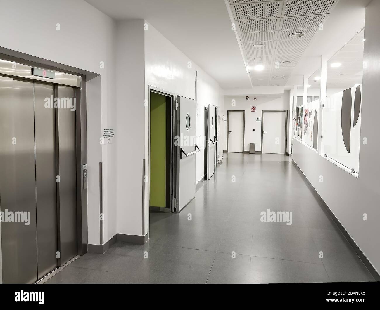 Huelva, Espagne - 6 juin 2020 : couloir d'urgence à l'intérieur de l'hôpital Costa de la Luz à Huelva Banque D'Images