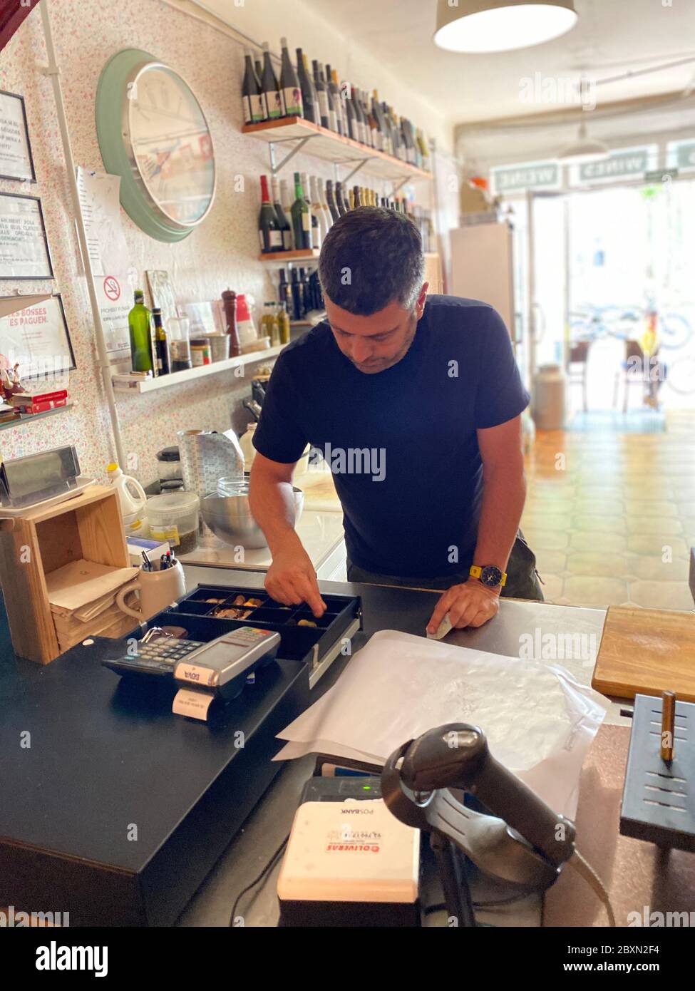 Premia de Mar, Espagne. 07e juin 2020. Le propriétaire Adrian Caricart donne le changement de la till de son bar à vin "la Vella Lleteria" dans la petite ville côtière de premia de Mar près de Barcelone. Il estime la perte à environ 30,000 euros due aux presque trois mois de fermeture forcée pendant la crise de Corona. Crédit : Jan-Uwe Ronneburger/dpa/Alay Live News Banque D'Images