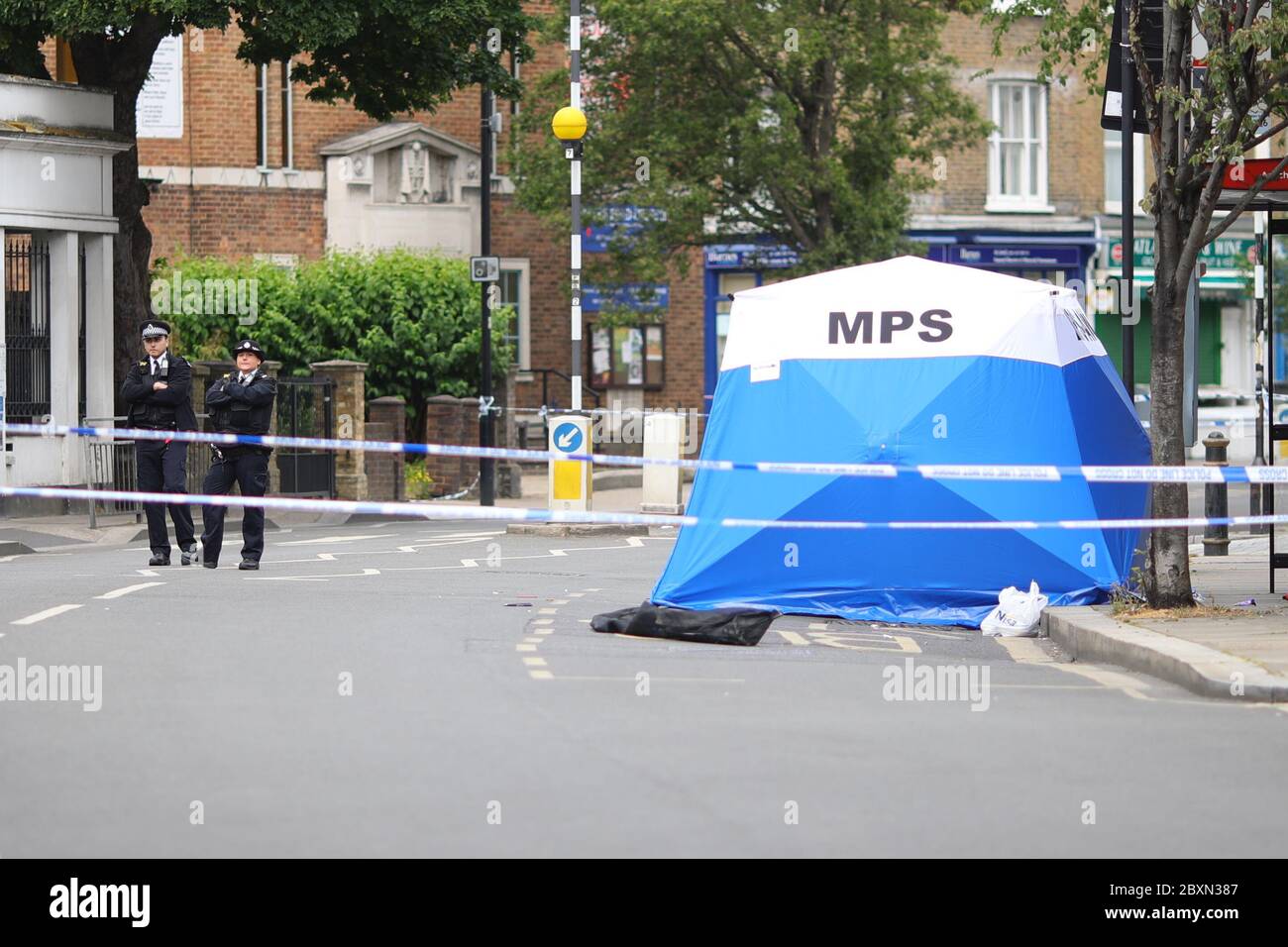 Une tente de police sur les lieux à Askew Road, Shepherd's Bush, dans l'ouest de Londres, comme une enquête de meurtre a été lancée après qu'un homme ait été abattu. La victime, qui aurait été dans ses 20 ans, a été retrouvée avec des blessures par balle dans les premières heures de lundi. Banque D'Images