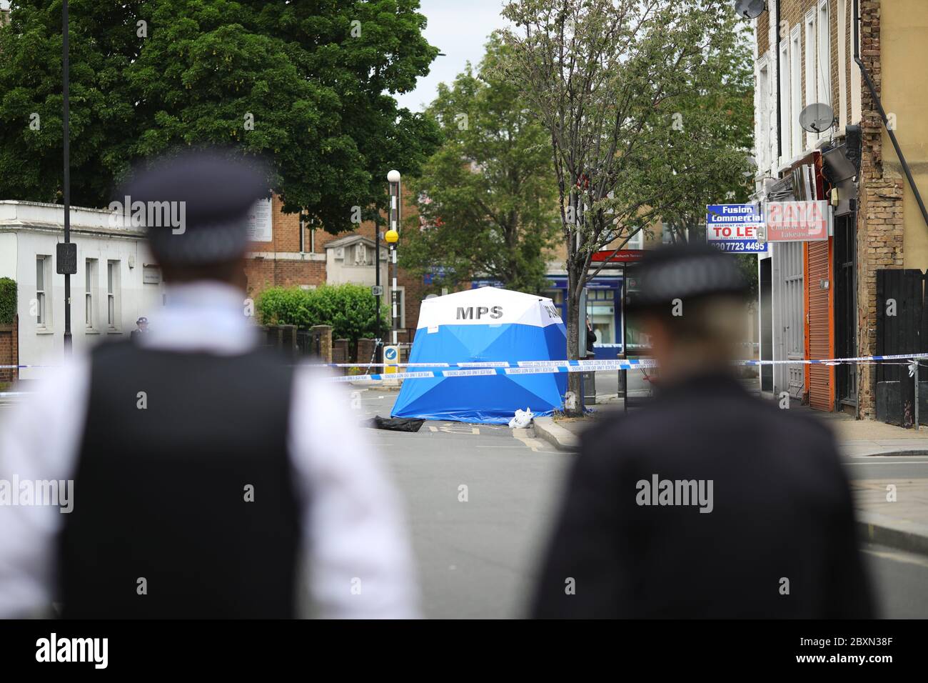 Une tente de police sur les lieux à Askew Road, Shepherd's Bush, dans l'ouest de Londres, comme une enquête de meurtre a été lancée après qu'un homme ait été abattu. La victime, qui aurait été dans ses 20 ans, a été retrouvée avec des blessures par balle dans les premières heures de lundi. Banque D'Images