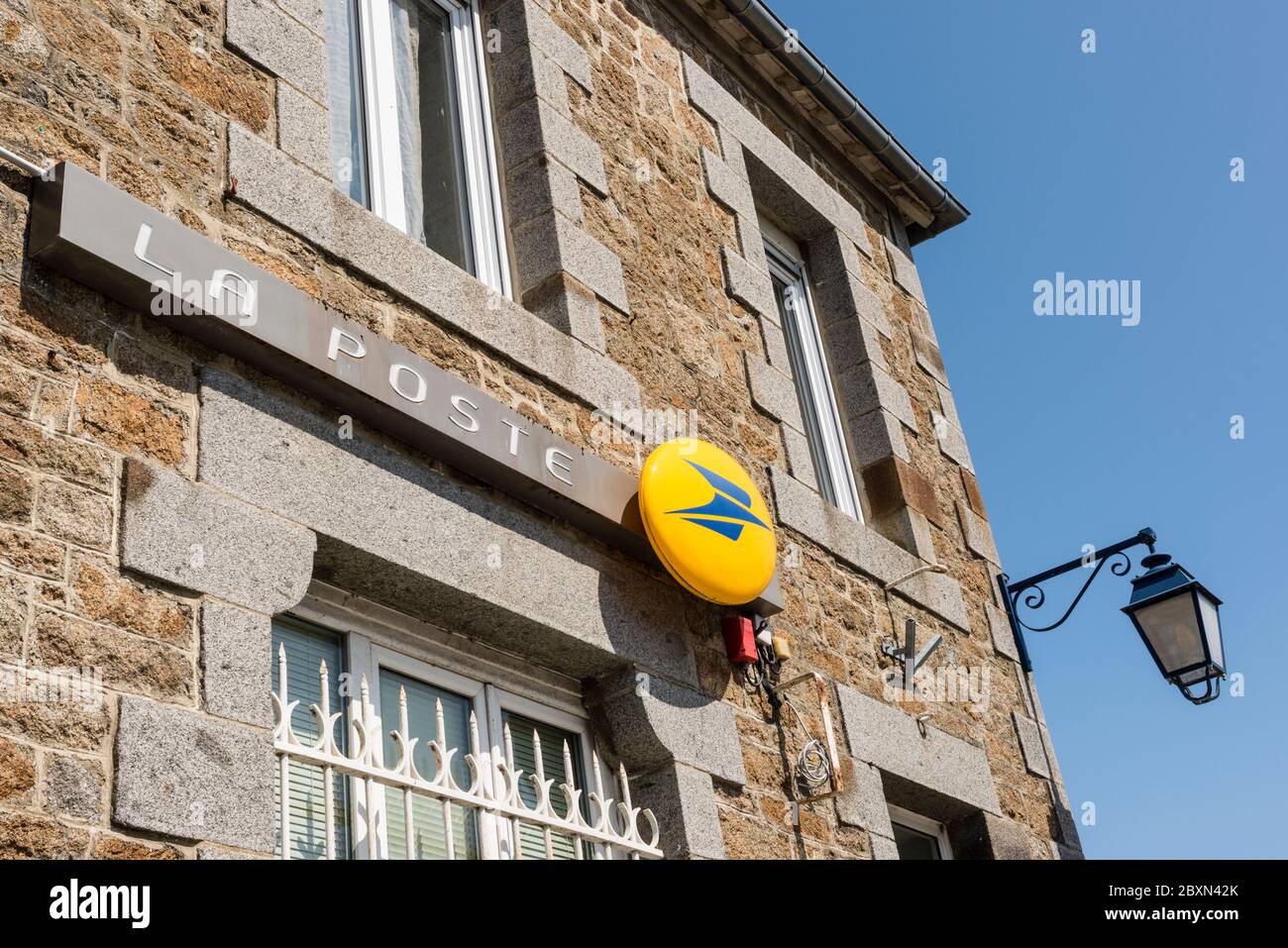 Bureau de poste, le Vivier sur Mer, Bretagne, France Banque D'Images
