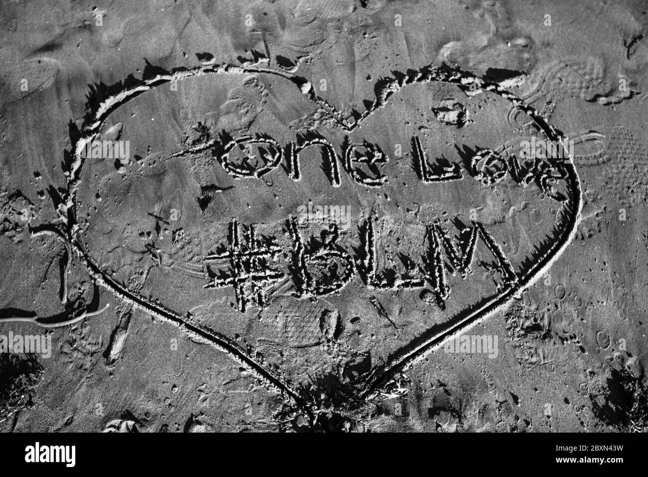 Santa Cruz, Californie 7 juin 2020. Une sculpture dans le sable lors d'une « pagayez » à la mémoire de George Floyd à Cowell Beach à Santa Cruz, Californie, le 7 juin 2020 après la mort de George Floyd. Crédit : Chris Tuite/espace d'image/Punch média/Alamy Live News Banque D'Images