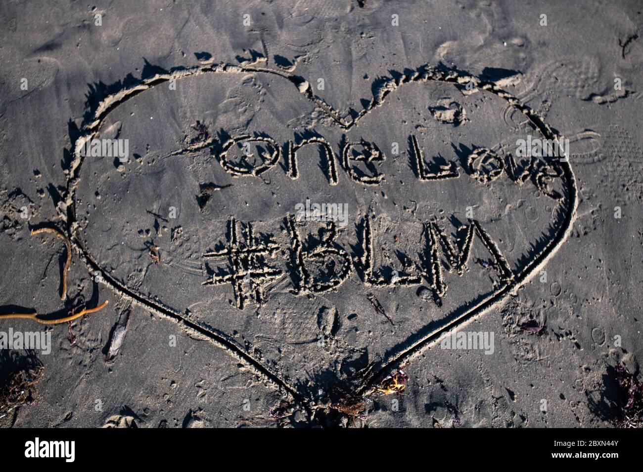 Santa Cruz, Californie 7 juin 2020. Une sculpture dans le sable lors d'une « pagayez » à la mémoire de George Floyd à Cowell Beach à Santa Cruz, Californie, le 7 juin 2020 après la mort de George Floyd. Crédit : Chris Tuite/espace d'image/Punch média/Alamy Live News Banque D'Images