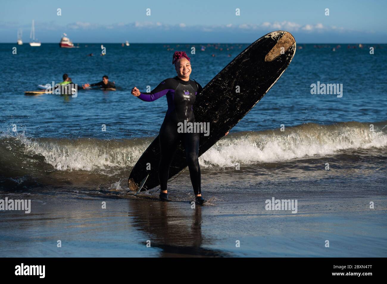 Santa Cruz, Californie 7 juin 2020. Les manifestants participent à une « pagayez » à la mémoire de George Floyd à Cowell Beach à Santa Cruz, Californie, le 7 juin 2020 après la mort de George Floyd. Crédit : Chris Tuite/espace d'image/Punch média/Alamy Live News Banque D'Images