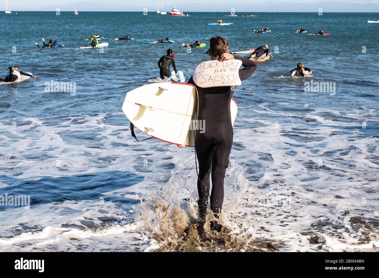 Santa Cruz, Californie 7 juin 2020. Les manifestants participent à une « pagayez » à la mémoire de George Floyd à Cowell Beach à Santa Cruz, Californie, le 7 juin 2020 après la mort de George Floyd. Crédit : Chris Tuite/espace d'image/Punch média/Alamy Live News Banque D'Images