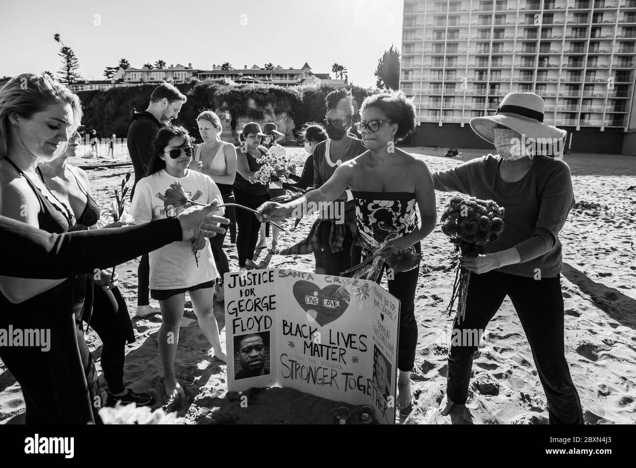 Santa Cruz, Californie 7 juin 2020. Les fleurs sont distribuées lors d'une « pagayez » à la mémoire de George Floyd à Cowell Beach à Santa Cruz, Californie, le 7 juin 2020 après la mort de George Floyd. Crédit : Chris Tuite/espace d'image/Punch média/Alamy Live News Banque D'Images