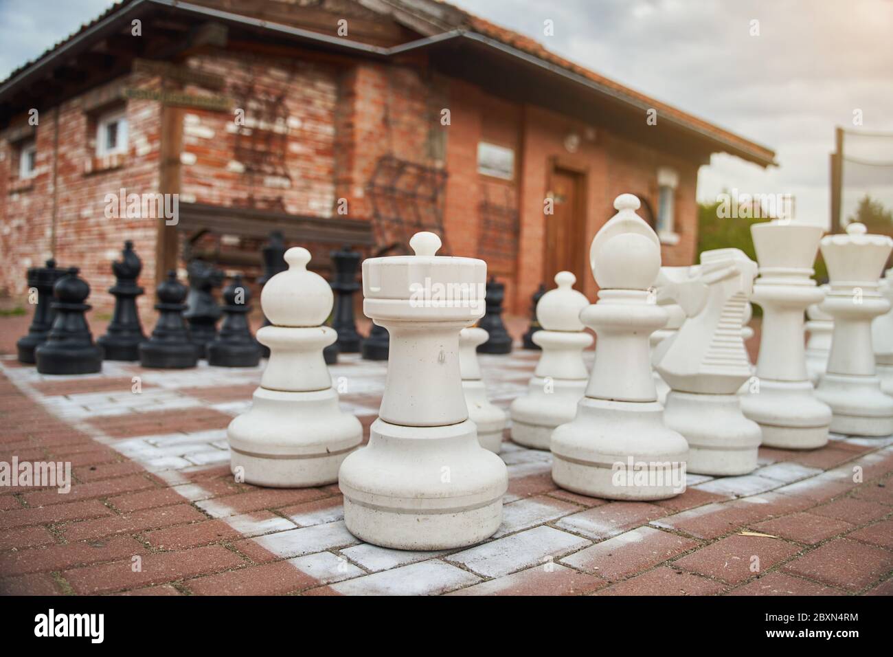 Des pièces d'échecs géantes blanches dans la rue. Échecs. Jeu de rue. Banque D'Images