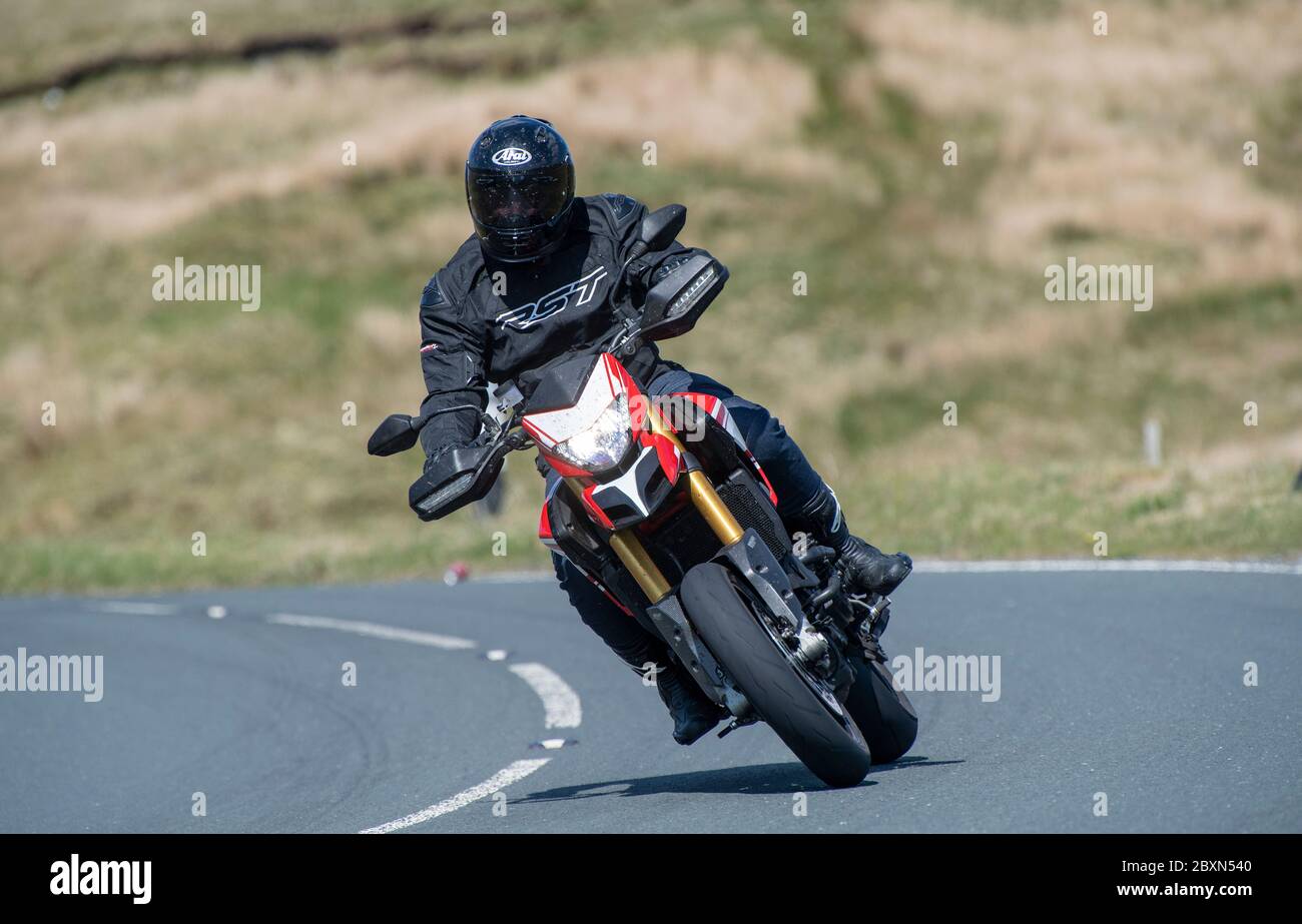 Les motocyclistes qui empruntent la B6255 Widdale Road entre Hawes et Ingleton, où ils font régulièrement la course. North Yorkshire, Royaume-Uni. Banque D'Images