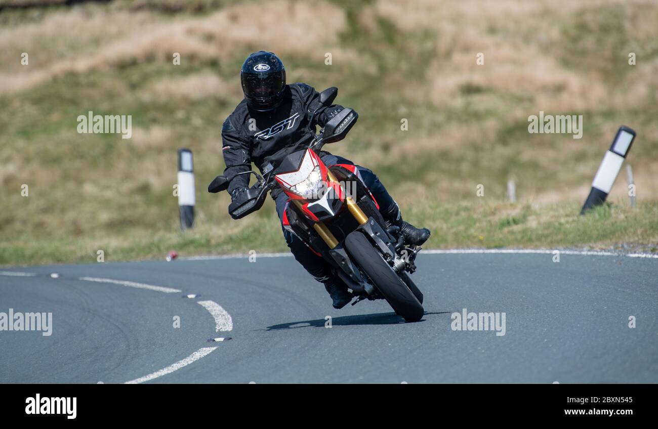 Les motocyclistes qui empruntent la B6255 Widdale Road entre Hawes et Ingleton, où ils font régulièrement la course. North Yorkshire, Royaume-Uni. Banque D'Images