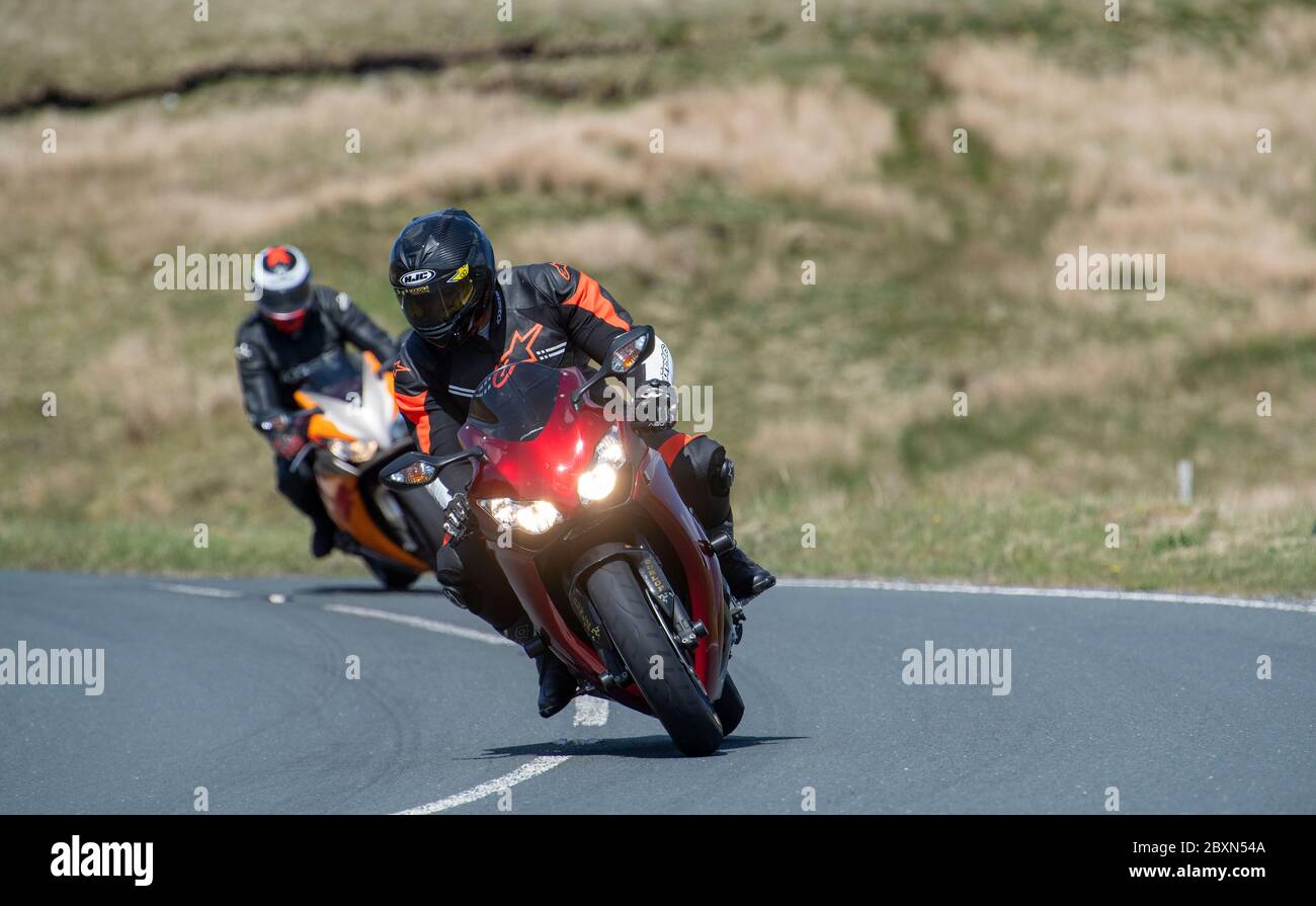 Les motocyclistes qui empruntent la B6255 Widdale Road entre Hawes et Ingleton, où ils font régulièrement la course. North Yorkshire, Royaume-Uni. Banque D'Images