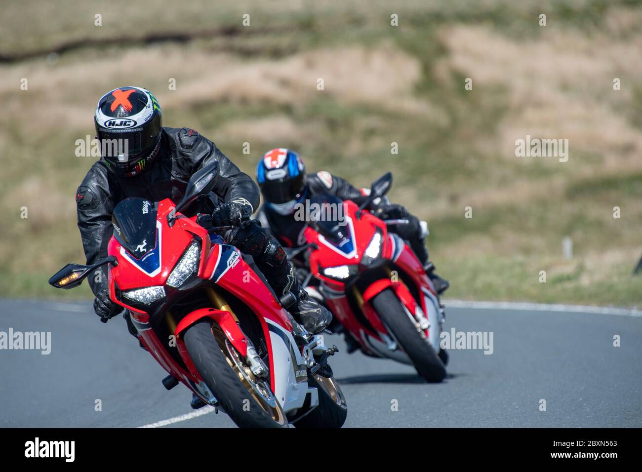 Les motocyclistes qui empruntent la B6255 Widdale Road entre Hawes et Ingleton, où ils font régulièrement la course. North Yorkshire, Royaume-Uni. Banque D'Images