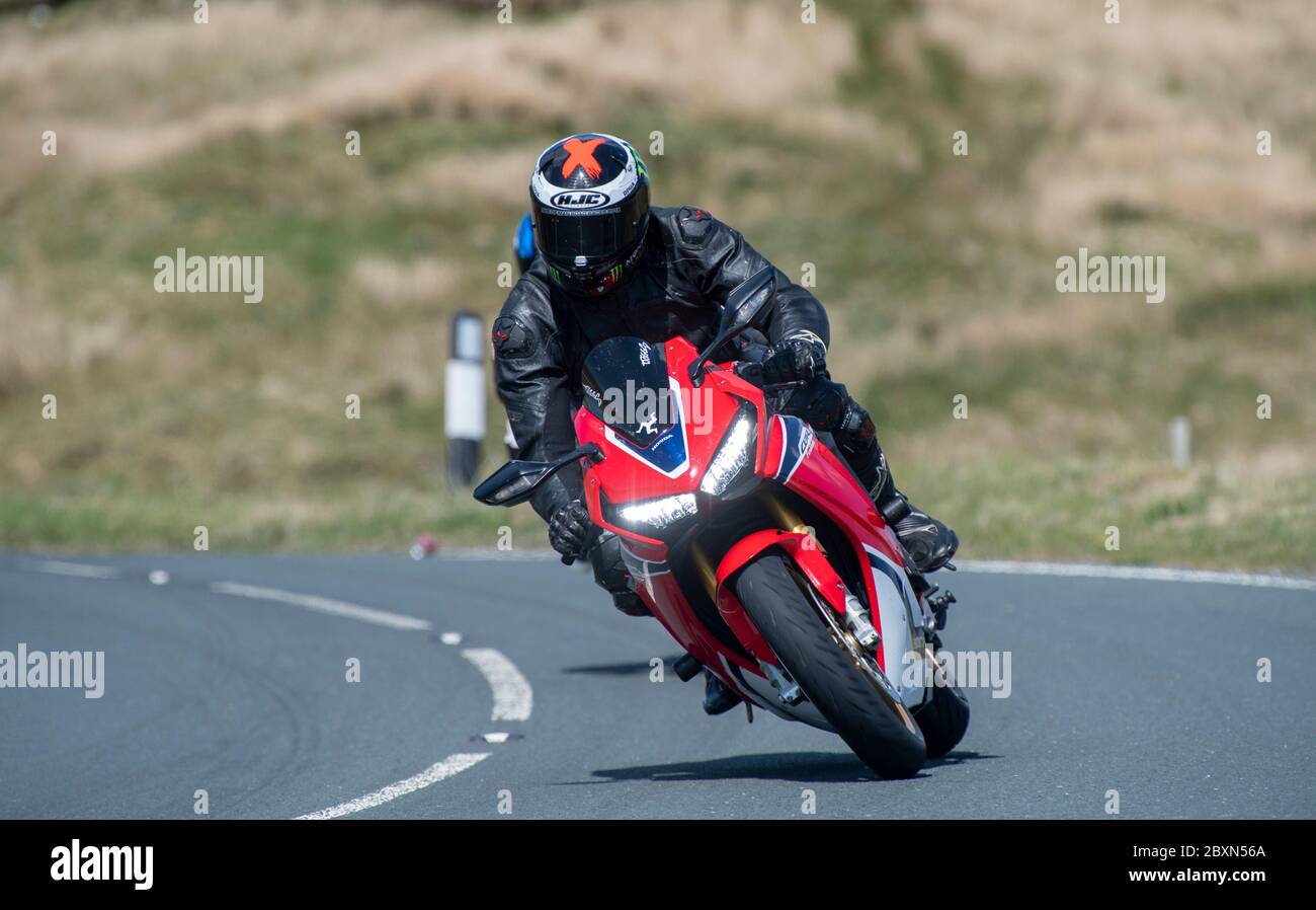 Les motocyclistes qui empruntent la B6255 Widdale Road entre Hawes et Ingleton, où ils font régulièrement la course. North Yorkshire, Royaume-Uni. Banque D'Images