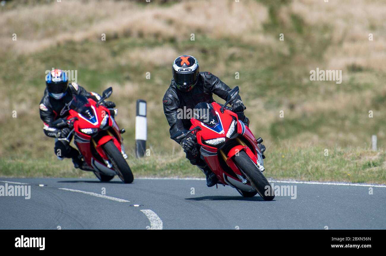 Les motocyclistes qui empruntent la B6255 Widdale Road entre Hawes et Ingleton, où ils font régulièrement la course. North Yorkshire, Royaume-Uni. Banque D'Images