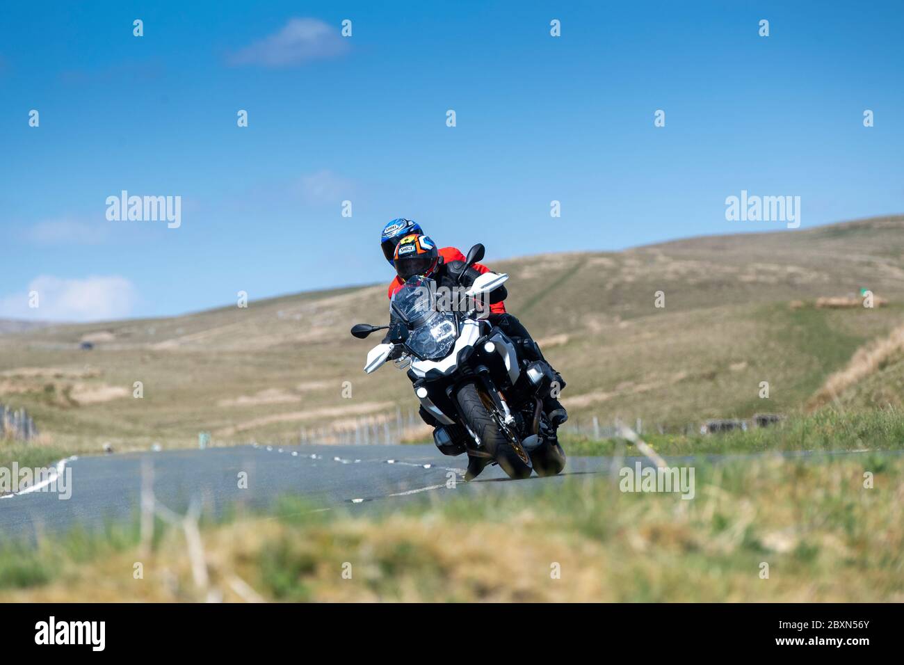 Les motocyclistes qui empruntent la B6255 Widdale Road entre Hawes et Ingleton, où ils font régulièrement la course. North Yorkshire, Royaume-Uni. Banque D'Images