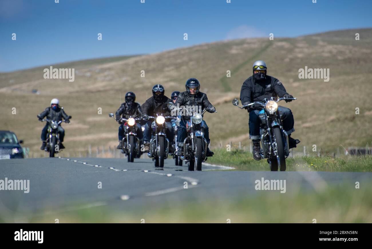 Les motocyclistes qui empruntent la B6255 Widdale Road entre Hawes et Ingleton, où ils font régulièrement la course. North Yorkshire, Royaume-Uni. Banque D'Images