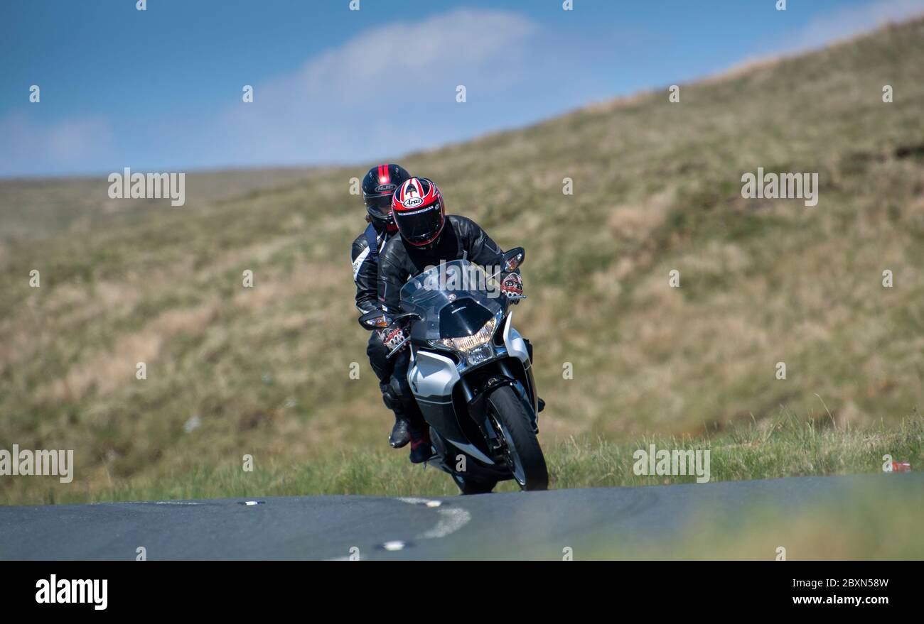 Les motocyclistes qui empruntent la B6255 Widdale Road entre Hawes et Ingleton, où ils font régulièrement la course. North Yorkshire, Royaume-Uni. Banque D'Images