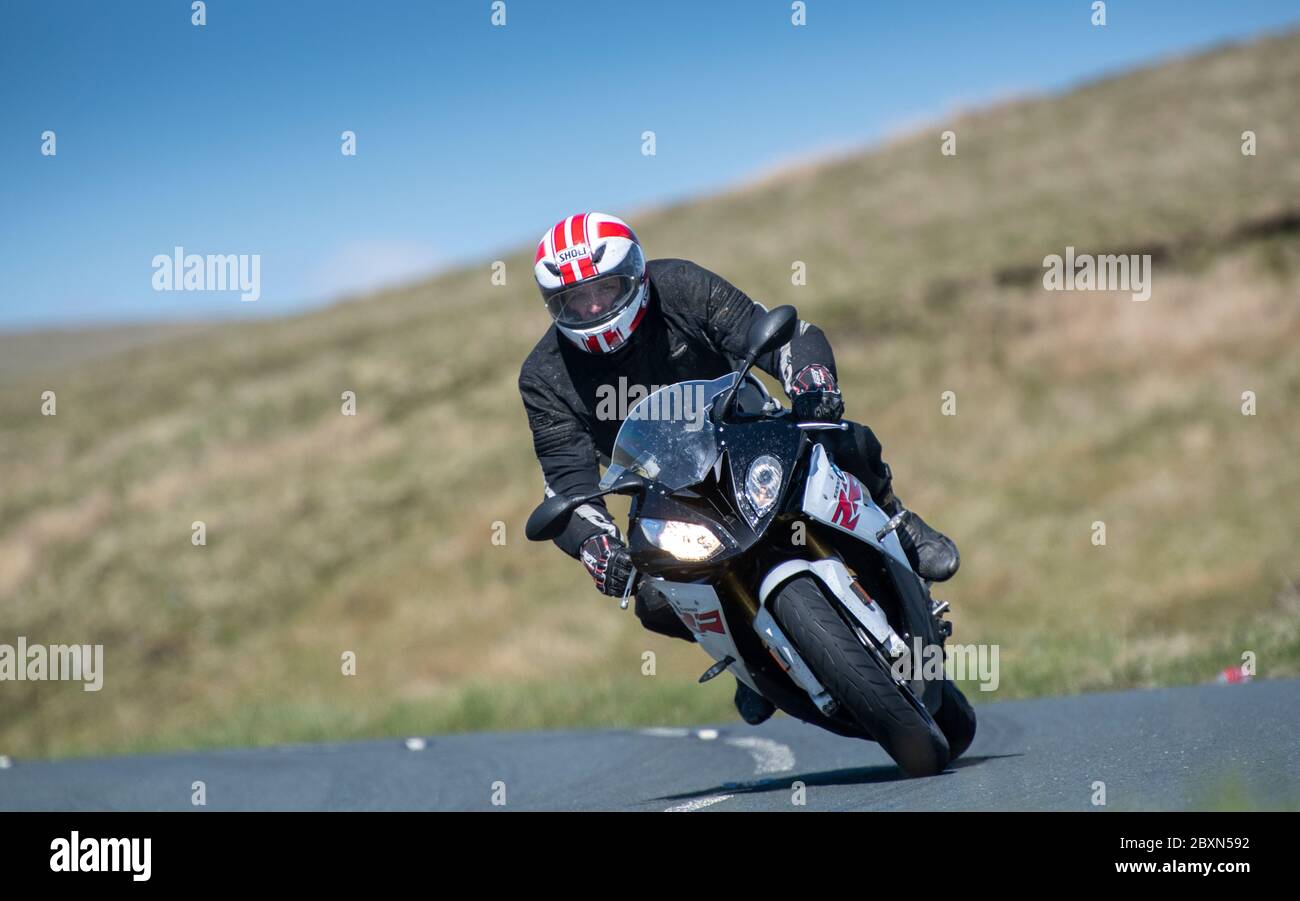 Les motocyclistes qui empruntent la B6255 Widdale Road entre Hawes et Ingleton, où ils font régulièrement la course. North Yorkshire, Royaume-Uni. Banque D'Images