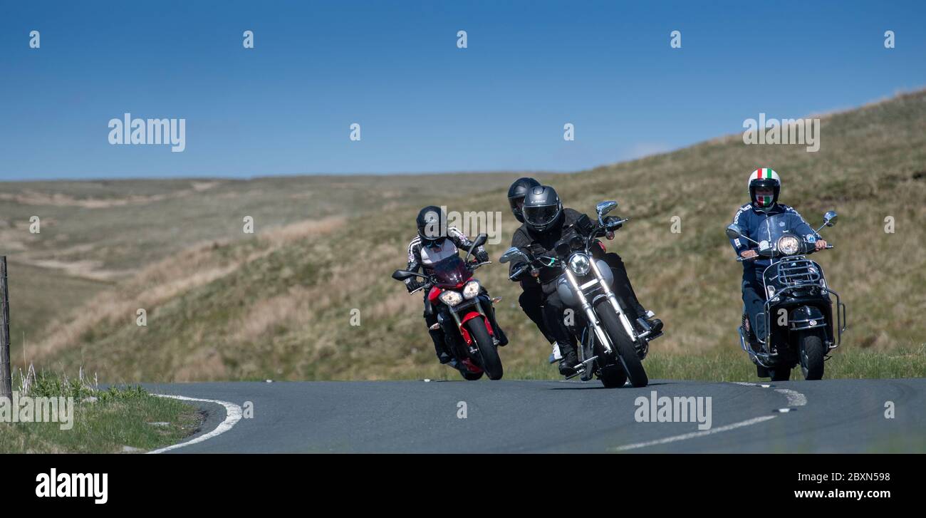 Les motocyclistes qui empruntent la B6255 Widdale Road entre Hawes et Ingleton, où ils font régulièrement la course. North Yorkshire, Royaume-Uni. Banque D'Images