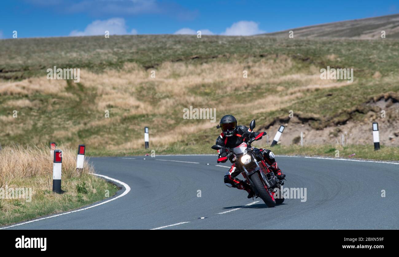 Les motocyclistes qui empruntent la B6255 Widdale Road entre Hawes et Ingleton, où ils font régulièrement la course. North Yorkshire, Royaume-Uni. Banque D'Images