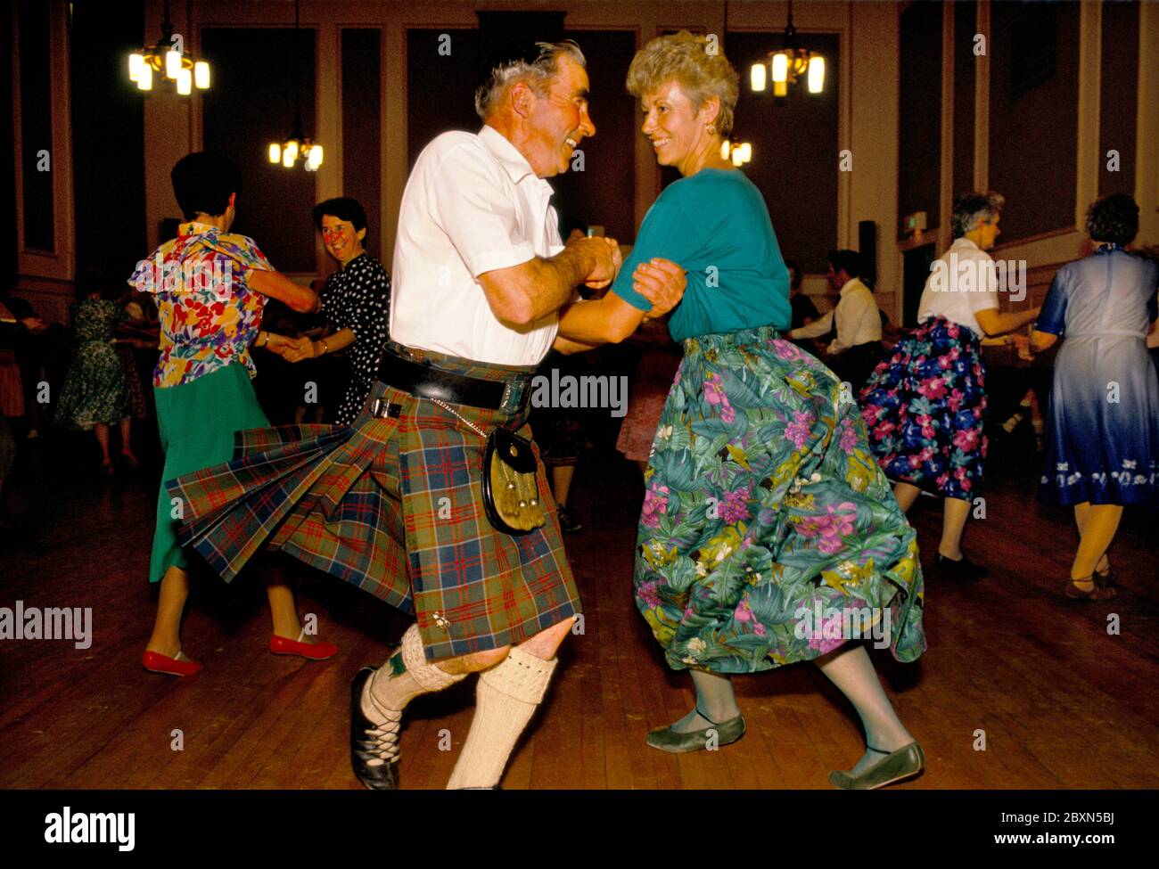 Scottish Country Dance couple d'âge moyen gardant la forme, en s'amusant leur passe-temps au Lesser City Hall Perth Ecosse 1989.Années 1980 Écosse Royaume-Uni HOMER SYKES Banque D'Images