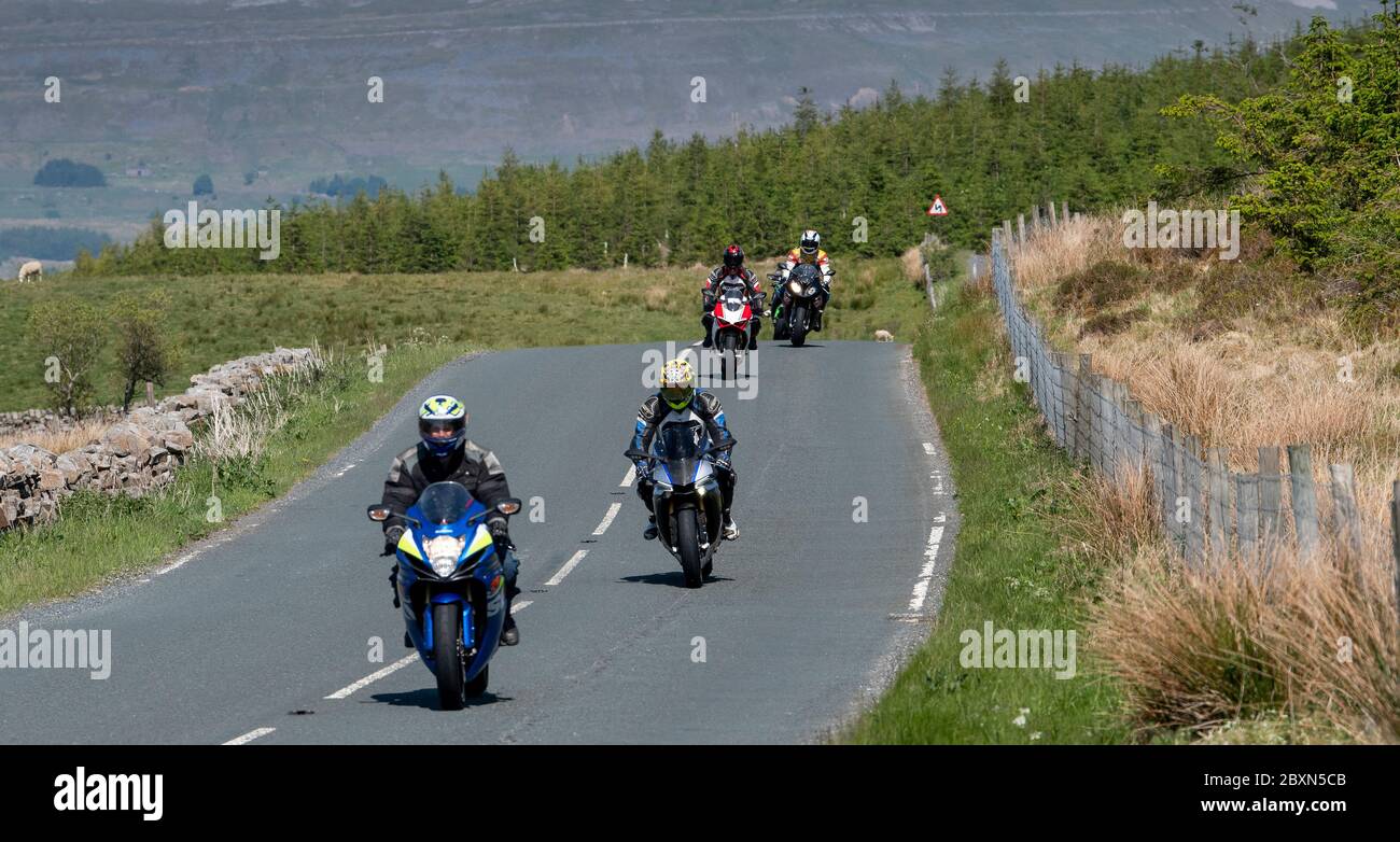 Les motocyclistes qui empruntent la B6255 Widdale Road entre Hawes et Ingleton, où ils font régulièrement la course. North Yorkshire, Royaume-Uni. Banque D'Images