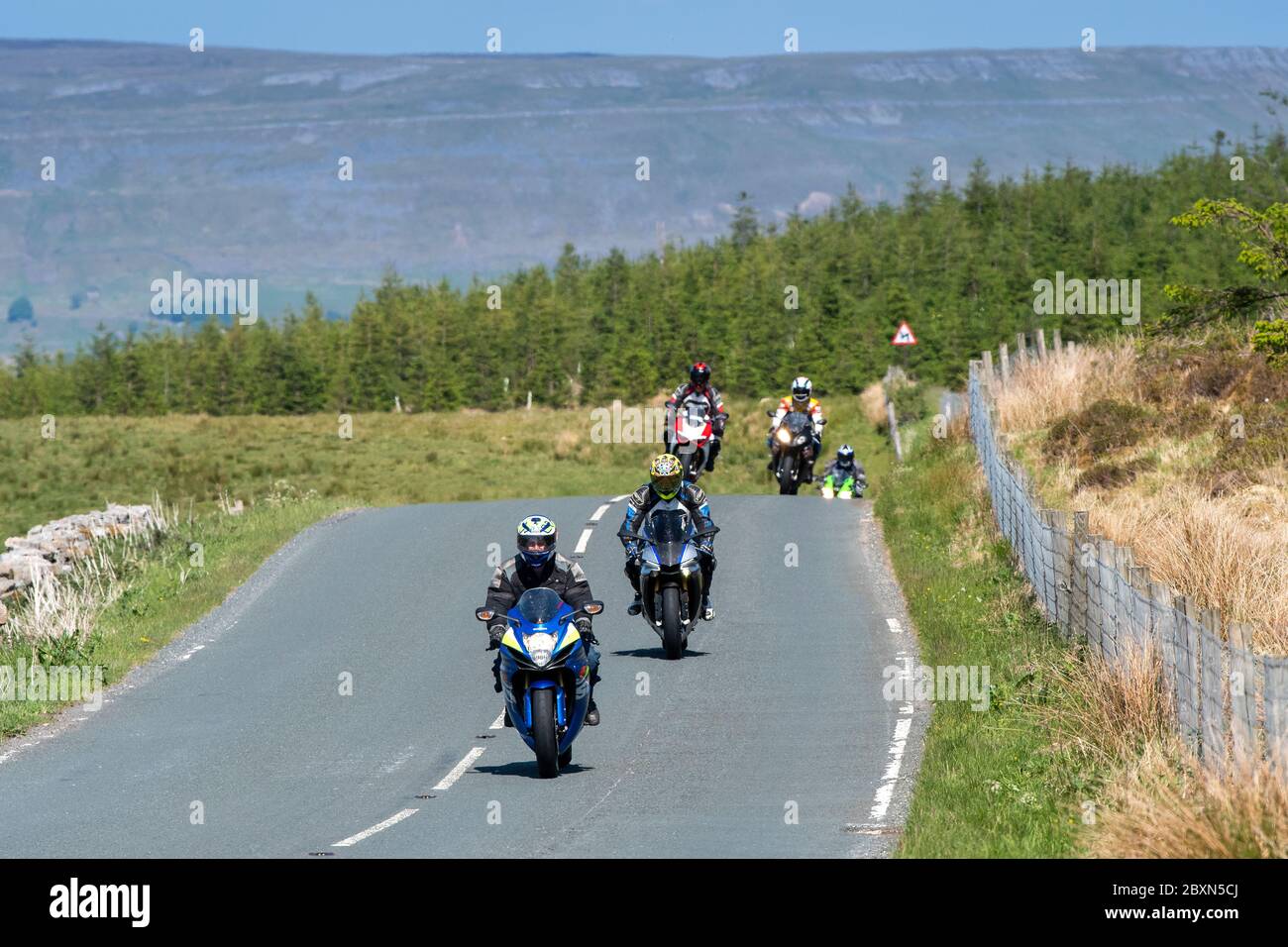 Les motocyclistes qui empruntent la B6255 Widdale Road entre Hawes et Ingleton, où ils font régulièrement la course. North Yorkshire, Royaume-Uni. Banque D'Images