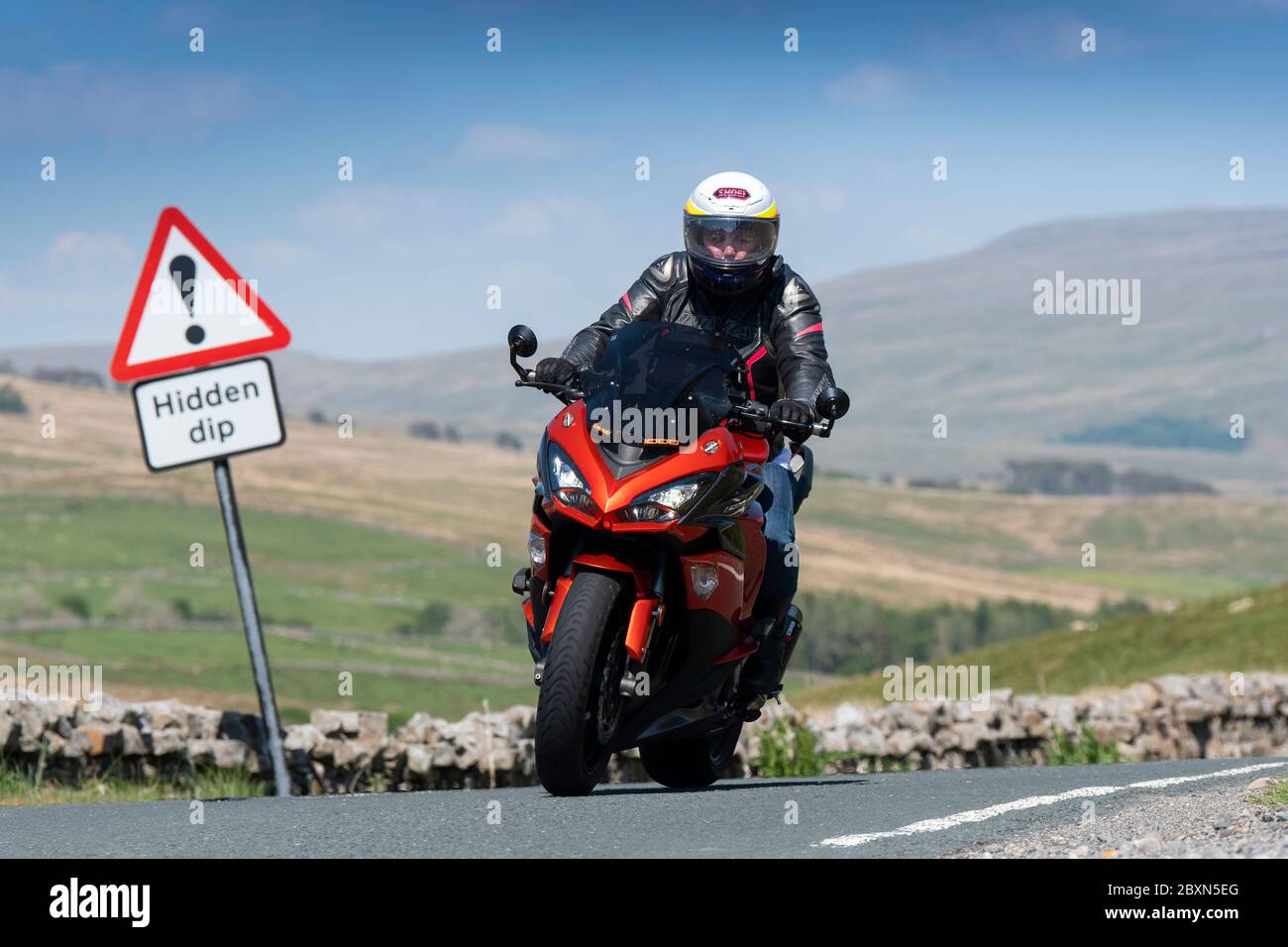 Les motocyclistes qui empruntent la B6255 Widdale Road entre Hawes et Ingleton, où ils font régulièrement la course. North Yorkshire, Royaume-Uni. Banque D'Images