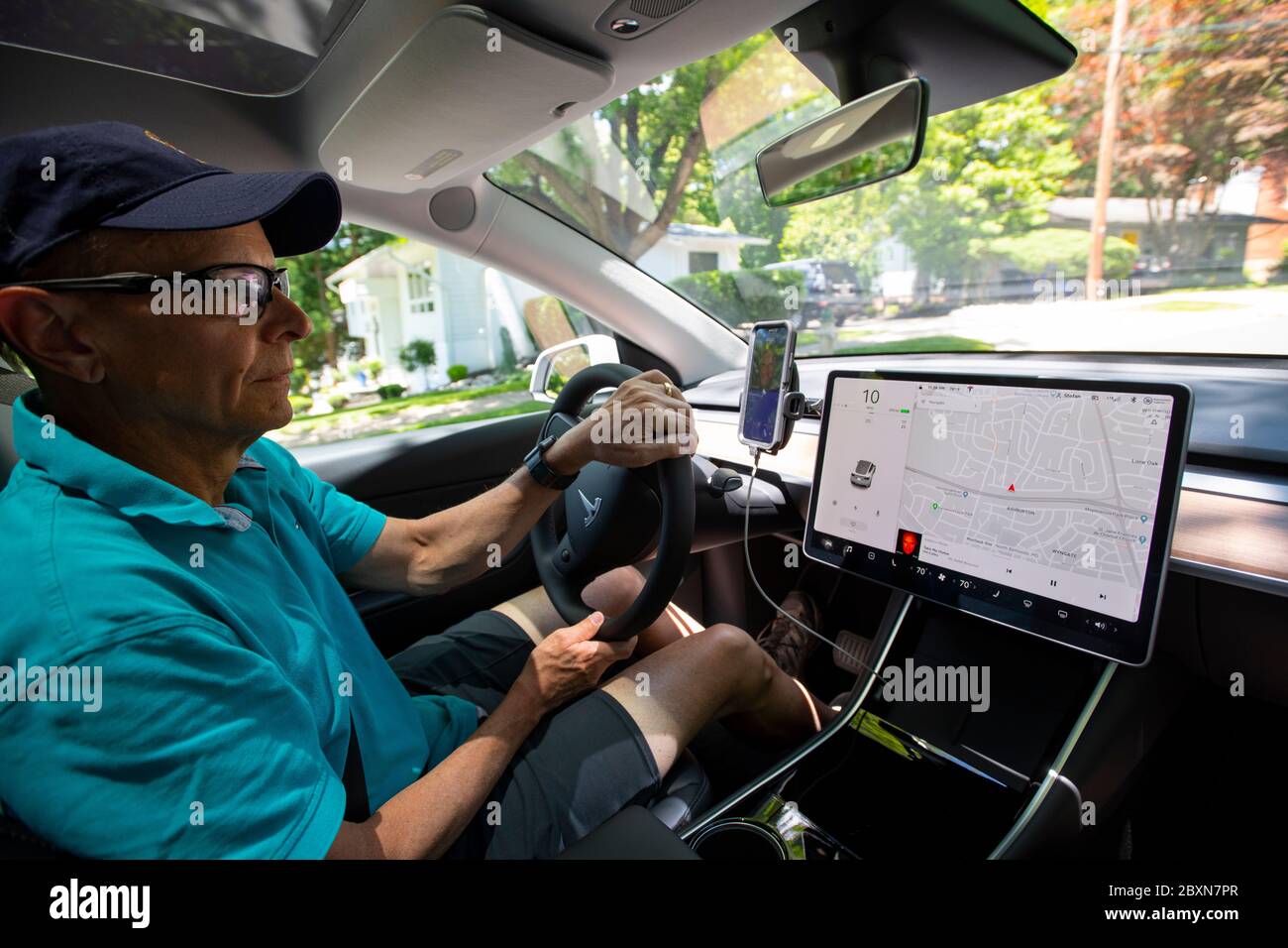 États-Unis Maryland Tesla voiture électrique modèle Type y SUV automobile étant conduit par un homme Banque D'Images